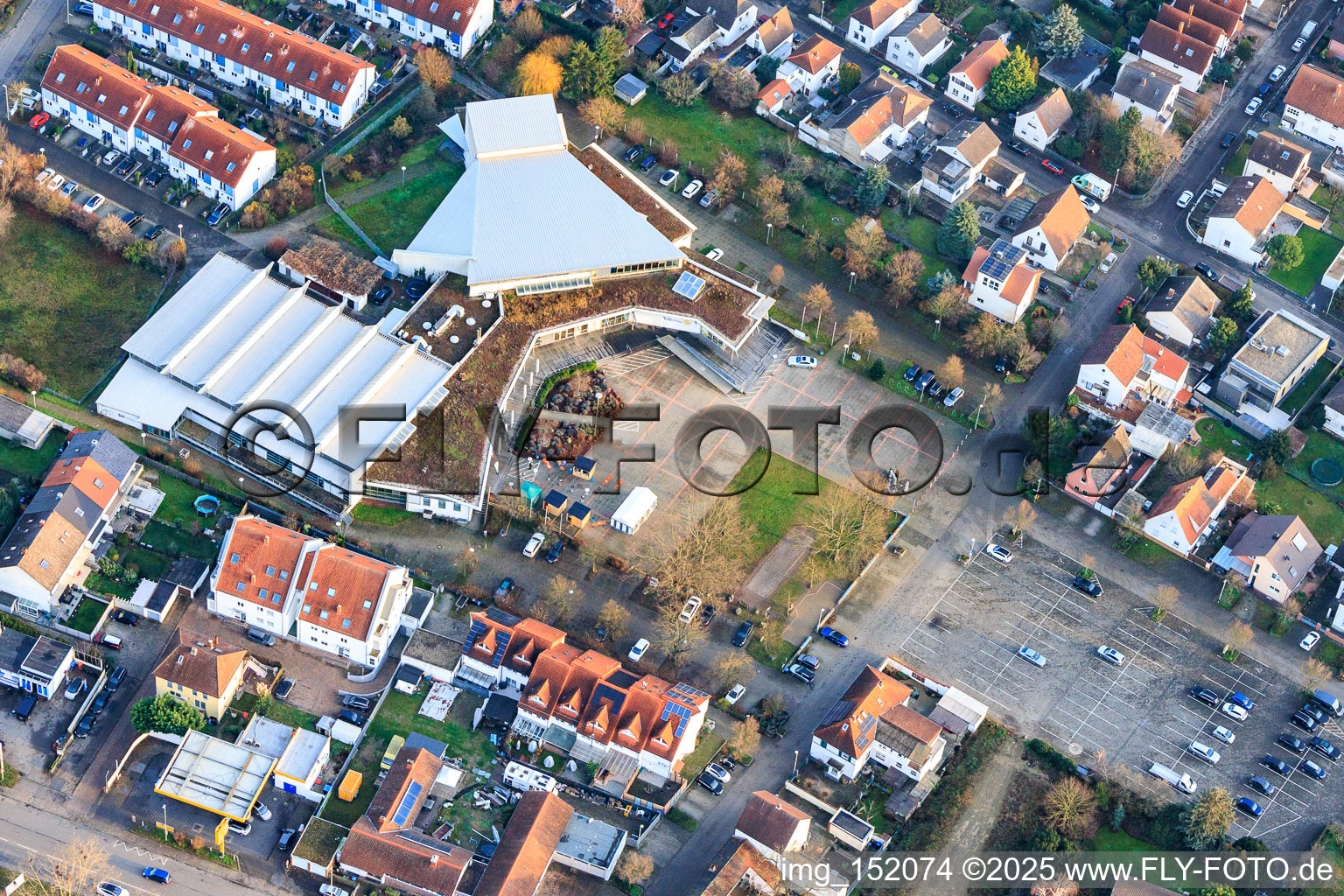 Vue aérienne de Centre culturel Palatinum, restaurant Palatinum - Mutterstadt et salle de sport de l'association de gymnastique et de sports « 1886 » Mutterstadt eV à Mutterstadt dans le département Rhénanie-Palatinat, Allemagne
