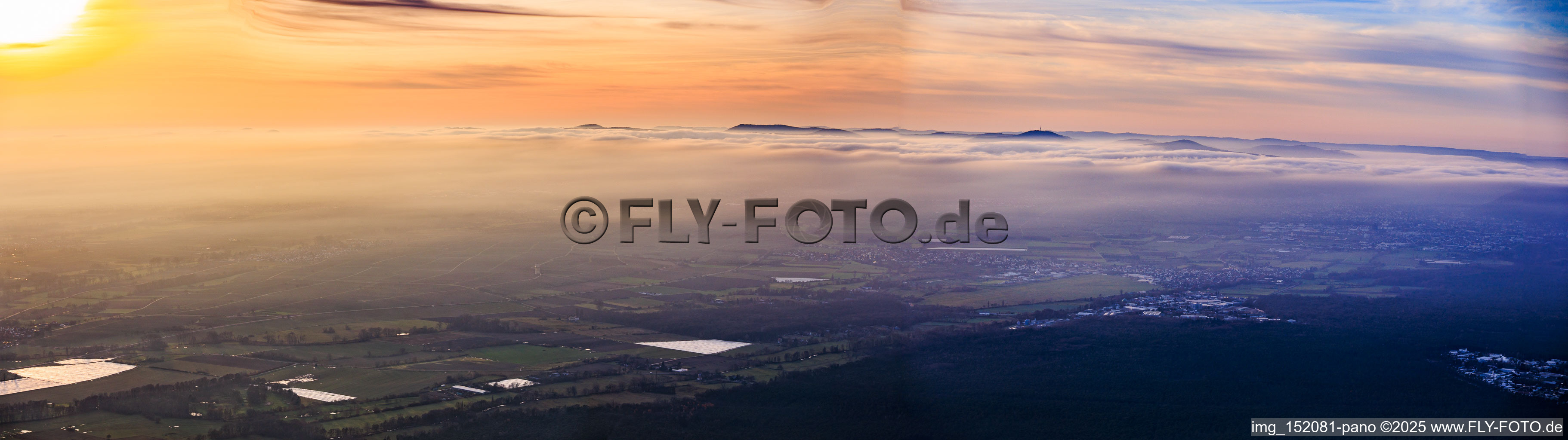 Vue aérienne de Coucher de soleil sur le brouillard hivernal des monts Haardt à le quartier Speyerdorf in Neustadt an der Weinstraße dans le département Rhénanie-Palatinat, Allemagne