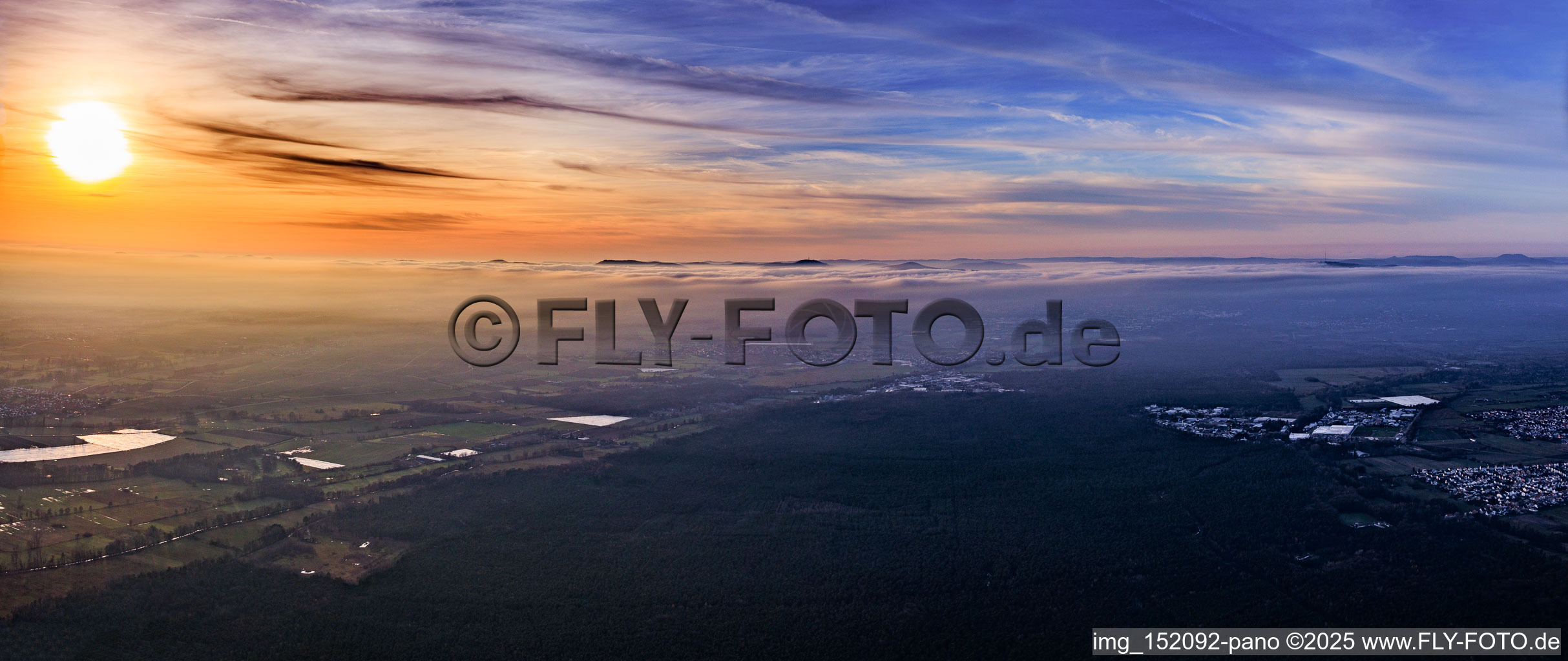 Vue aérienne de Coucher de soleil sur le brouillard hivernal des monts Haardt à le quartier Speyerdorf in Neustadt an der Weinstraße dans le département Rhénanie-Palatinat, Allemagne