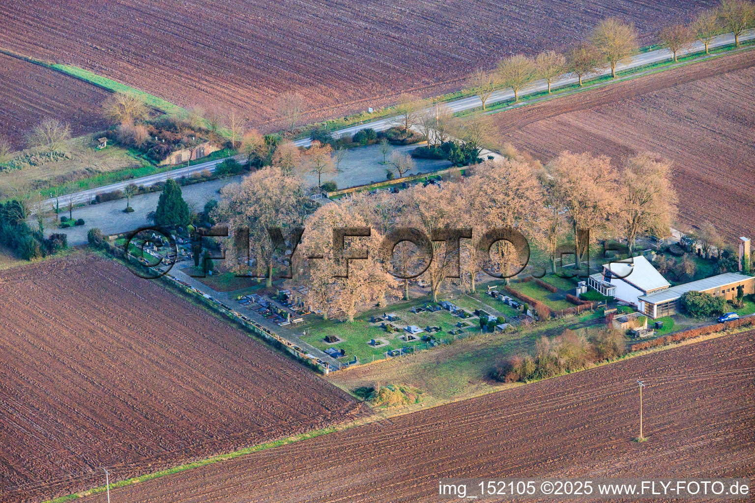 Vue aérienne de Cimetière Zeiskam à Zeiskam dans le département Rhénanie-Palatinat, Allemagne