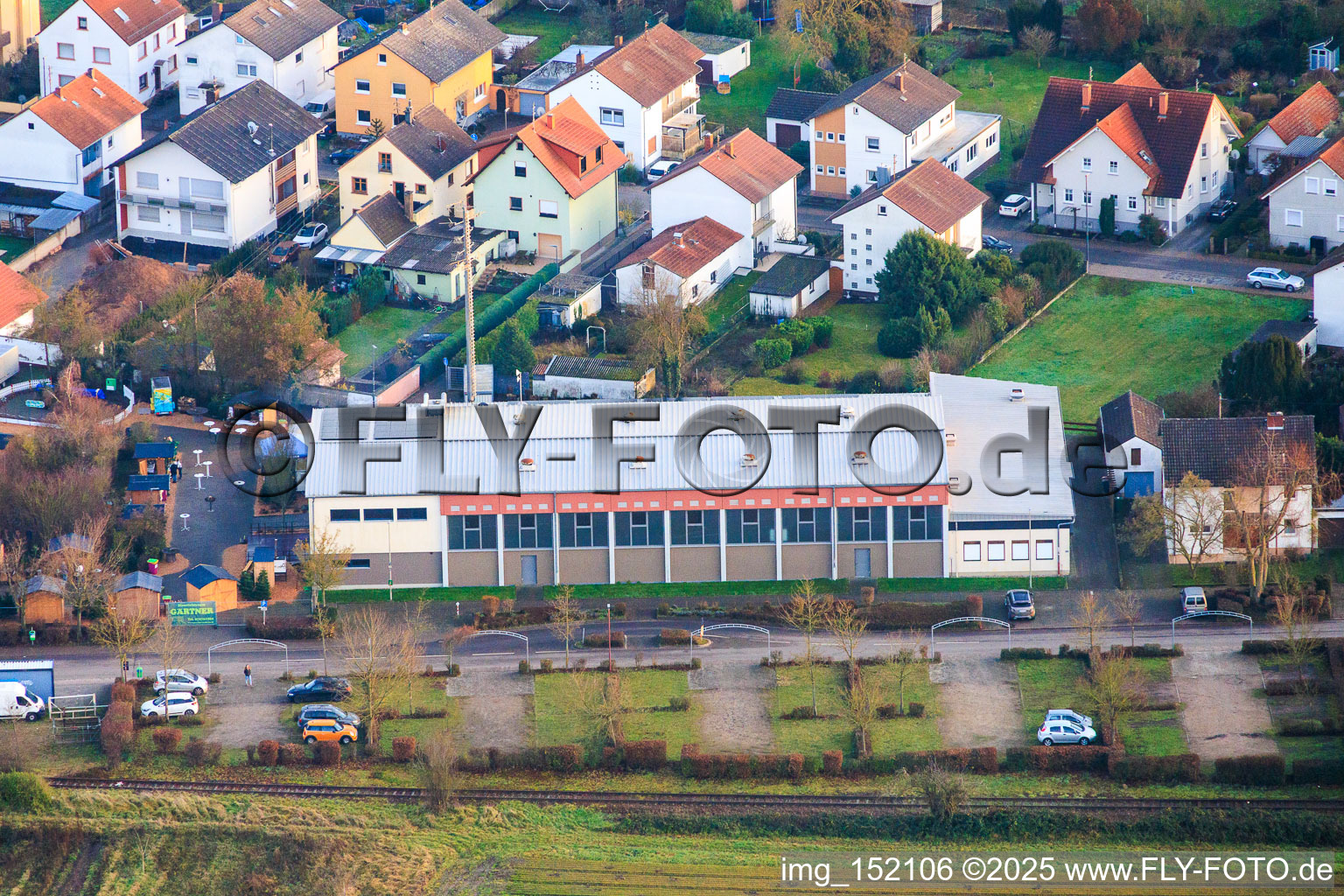 Vue aérienne de Marché de Noël à la Fuchsbachhalle à Zeiskam dans le département Rhénanie-Palatinat, Allemagne