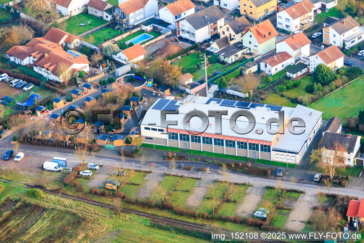 Vue aérienne de Marché de Noël à la Fuchsbachhalle à Zeiskam dans le département Rhénanie-Palatinat, Allemagne