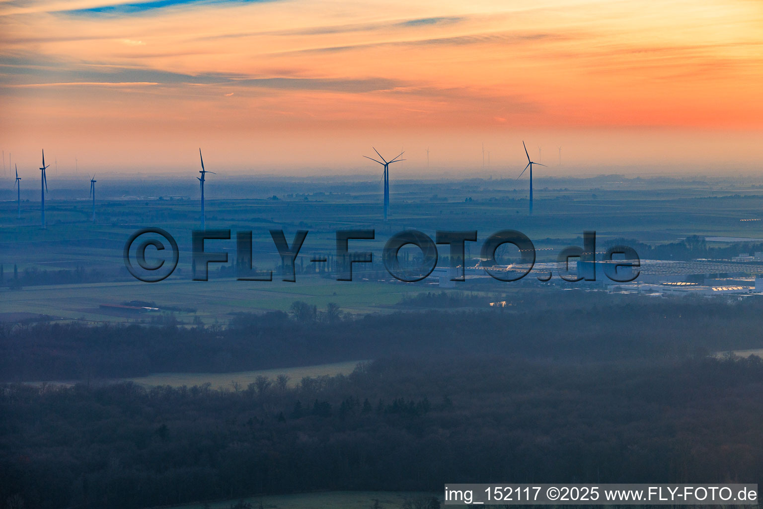 Vue aérienne de Parc éolien d'Offenbach par une soirée d'hiver brumeuse à Offenbach an der Queich dans le département Rhénanie-Palatinat, Allemagne