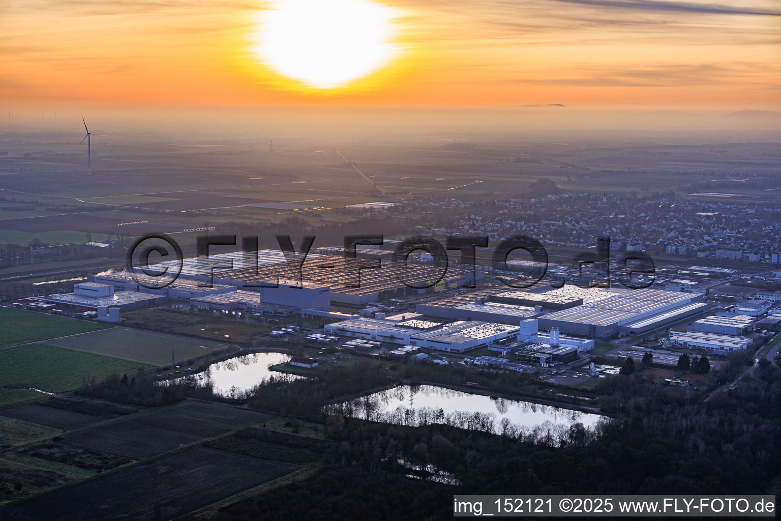 Vue aérienne de Parc industriel d'Interpark vu du nord-est par une soirée d'hiver brumeuse à Offenbach an der Queich dans le département Rhénanie-Palatinat, Allemagne