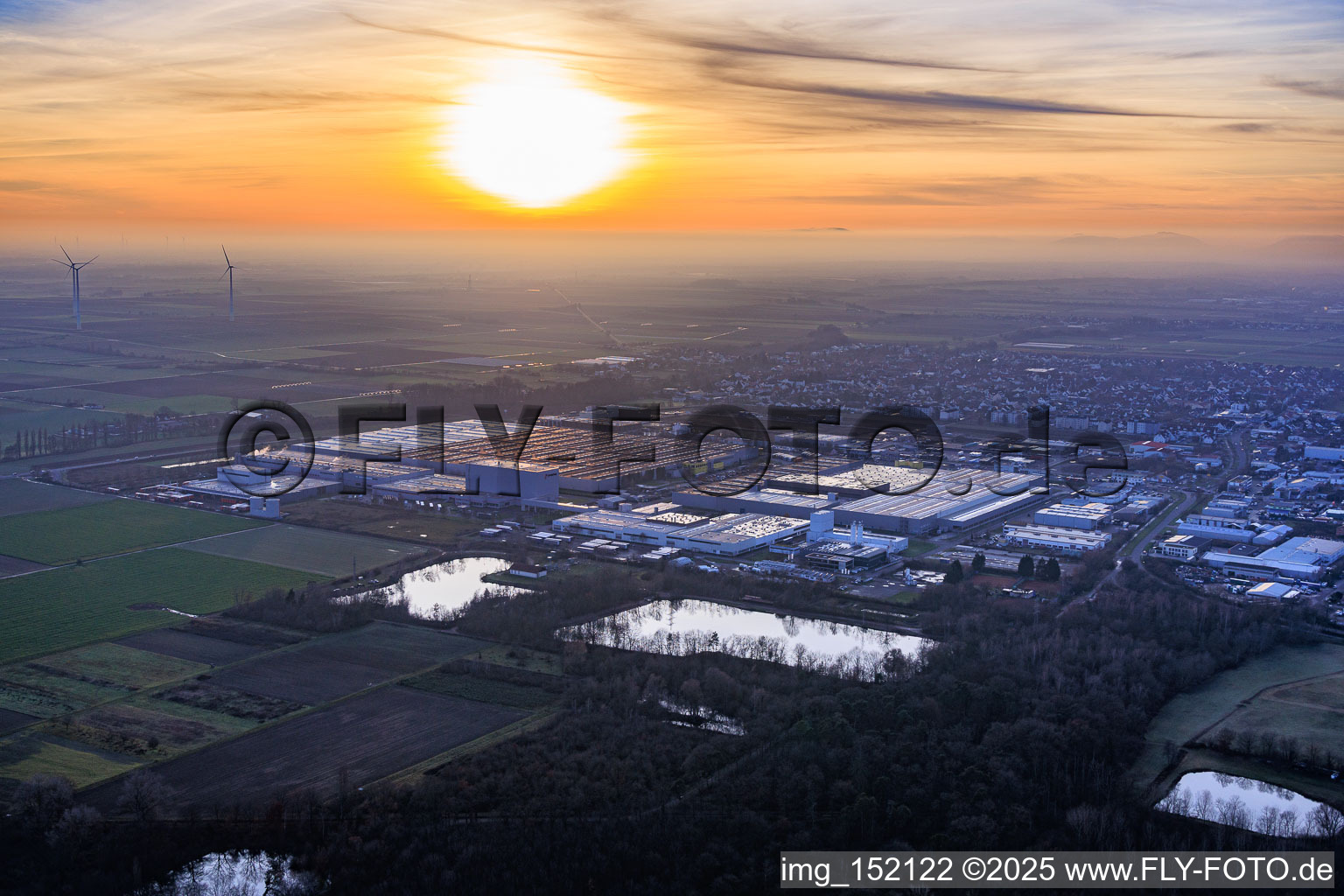 Photographie aérienne de Parc industriel d'Interpark vu du nord-est par une soirée d'hiver brumeuse à Offenbach an der Queich dans le département Rhénanie-Palatinat, Allemagne