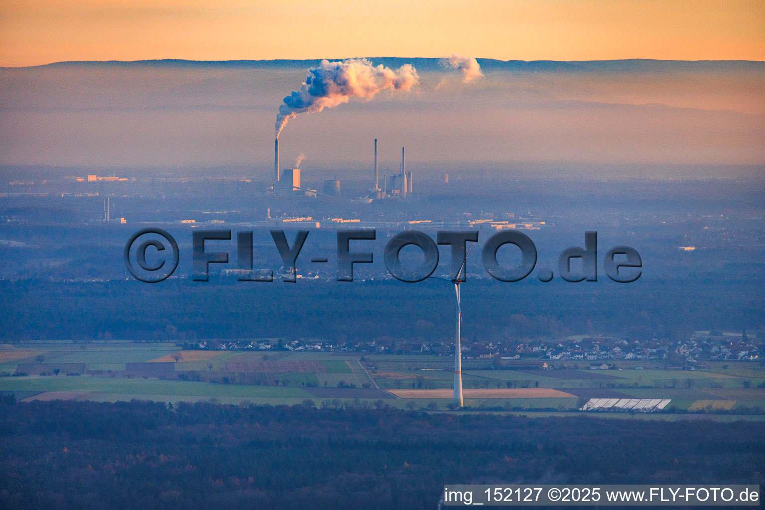 Vue aérienne de Centrale thermique à vapeur du port rhénane Karlsruhe vue d'Offenbach par une soirée d'hiver brumeuse à le quartier Daxlanden in Karlsruhe dans le département Bade-Wurtemberg, Allemagne