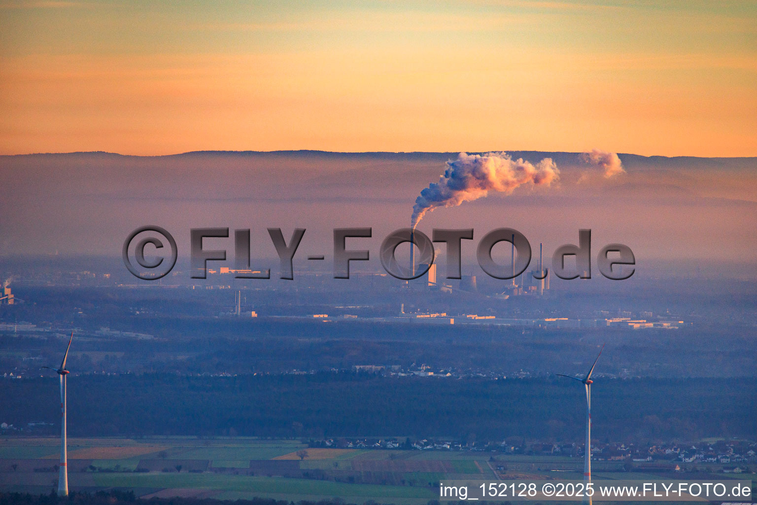 Vue aérienne de Centrale thermique à vapeur du port rhénane Karlsruhe vue d'Offenbach par une soirée d'hiver brumeuse à le quartier Daxlanden in Karlsruhe dans le département Bade-Wurtemberg, Allemagne