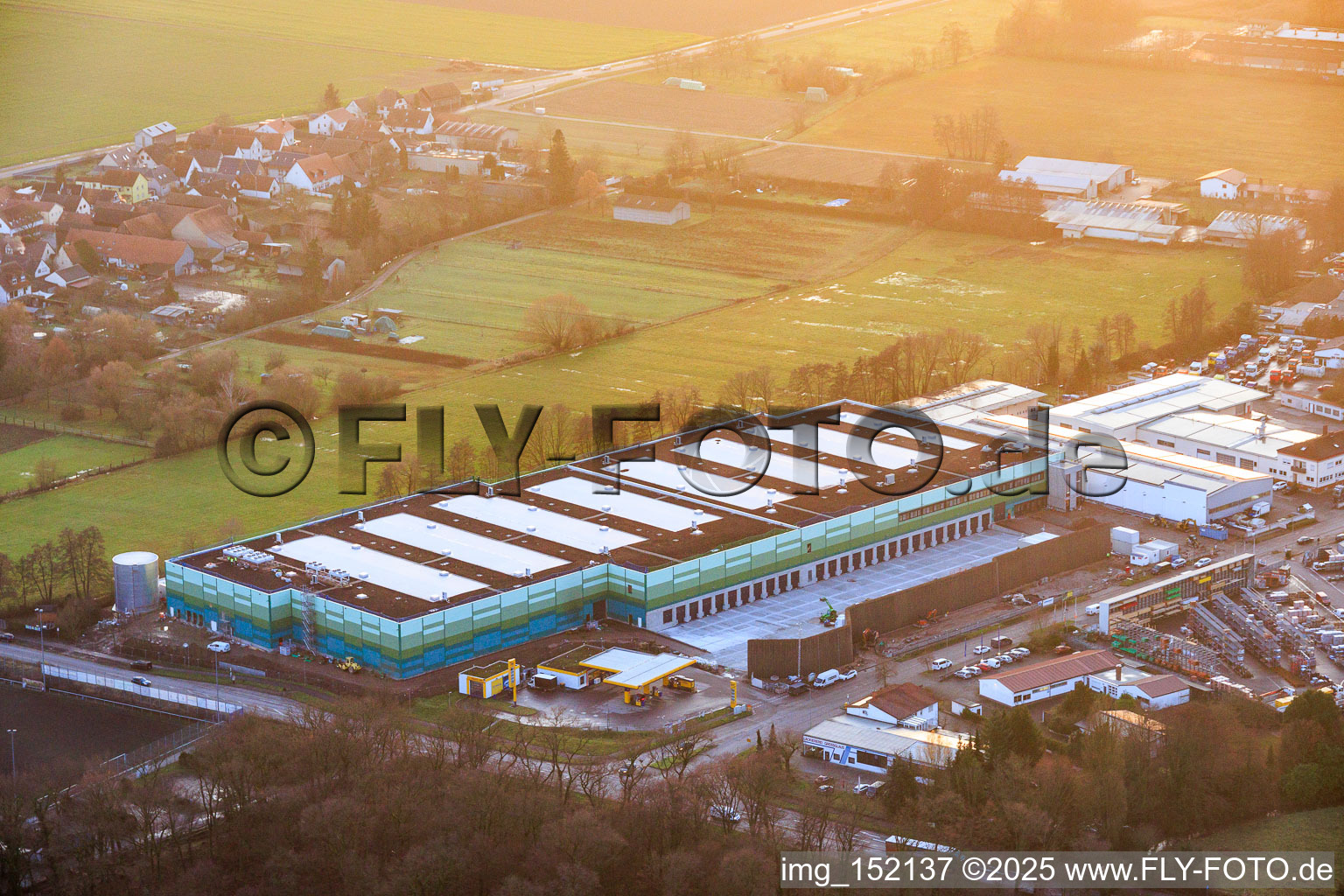 Vue aérienne de Construction d'un nouveau parc logistique par HANSAINVEST et DFI-Real-Estate pour FRISCHEPLATTFORM SÜDWEST de Gemüsering Stuttgart GmbH à le quartier Minderslachen in Kandel dans le département Rhénanie-Palatinat, Allemagne