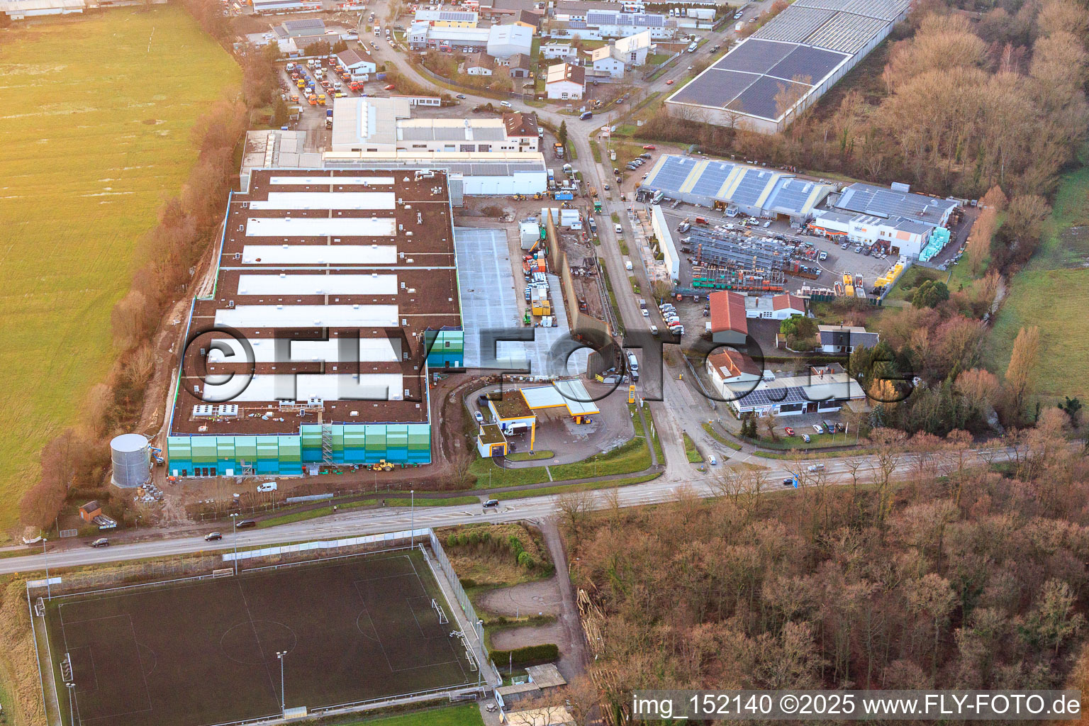 Vue aérienne de Construction d'un nouveau parc logistique par HANSAINVEST et DFI-Real-Estate pour FRISCHEPLATTFORM SÜDWEST de Gemüsering Stuttgart GmbH à le quartier Minderslachen in Kandel dans le département Rhénanie-Palatinat, Allemagne