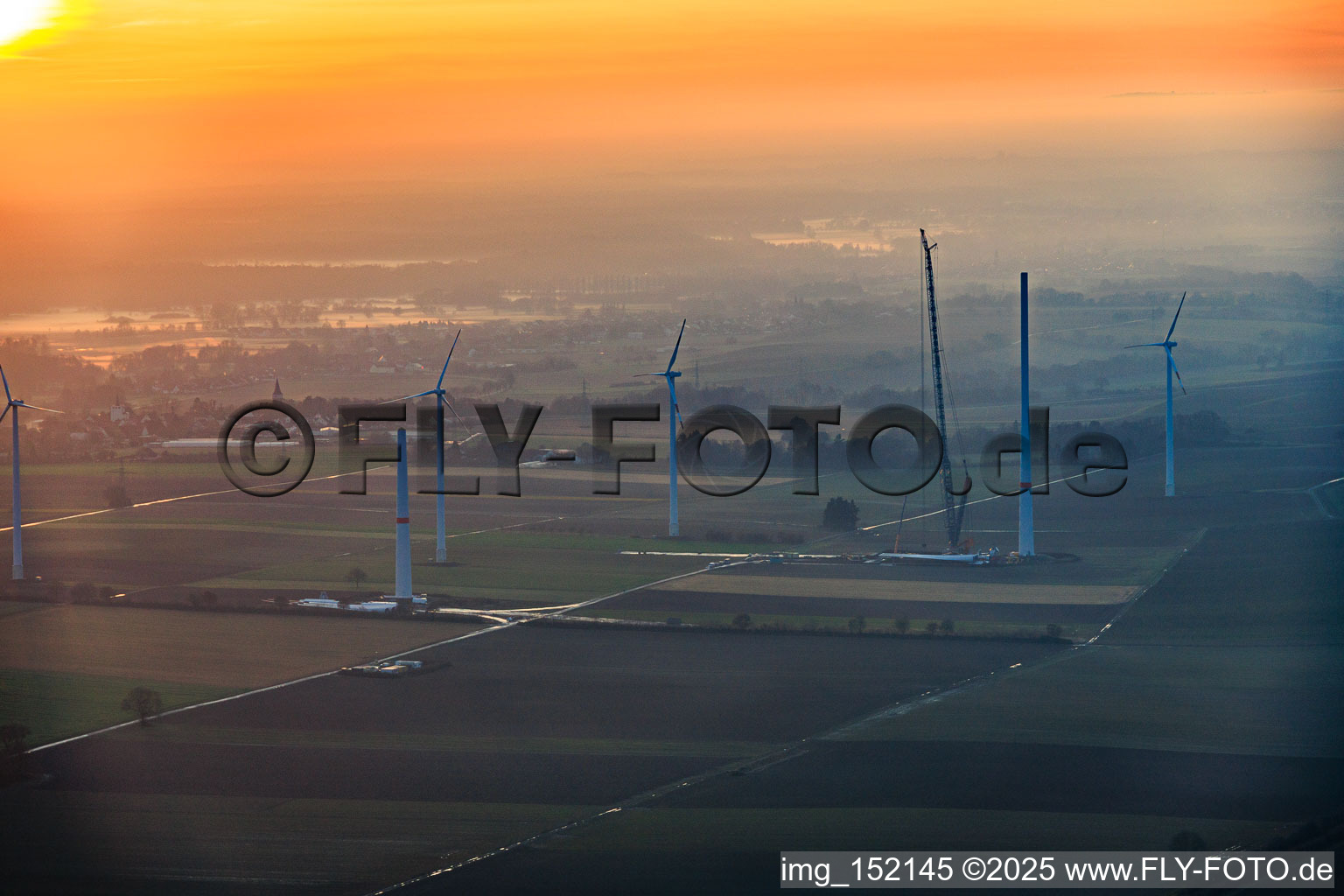 Vue aérienne de Coucher de soleil pendant le renouvellement du parc éolien Minfeld. JUWI remplace quatre anciennes turbines (GE 1.5) de 2004 par deux nouvelles turbines Vestas V162 modernes, chacune d'une capacité de six MW. à Minfeld dans le département Rhénanie-Palatinat, Allemagne