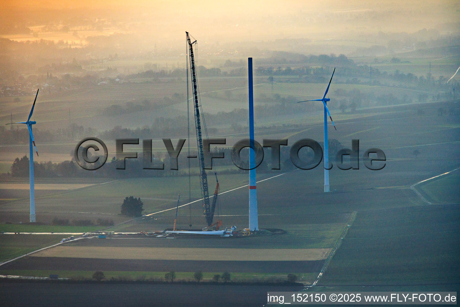 Vue aérienne de Coucher de soleil pendant le renouvellement du parc éolien Minfeld. JUWI remplace quatre anciennes turbines (GE 1.5) de 2004 par deux nouvelles turbines Vestas V162 modernes, chacune d'une capacité de six MW. à Minfeld dans le département Rhénanie-Palatinat, Allemagne