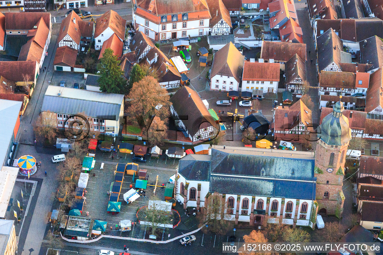 Vue aérienne de Marché de Noël sur la place du marché à Kandel dans le département Rhénanie-Palatinat, Allemagne