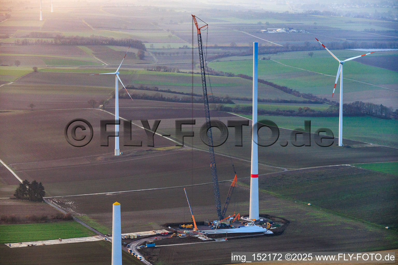 Vue aérienne de Grue géante pour la modernisation du parc éolien Minfeld. JUWI remplace quatre anciennes turbines (GE 1.5) de 2004 par deux nouvelles turbines Vestas V162 modernes, chacune d'une puissance de six MW. à Minfeld dans le département Rhénanie-Palatinat, Allemagne