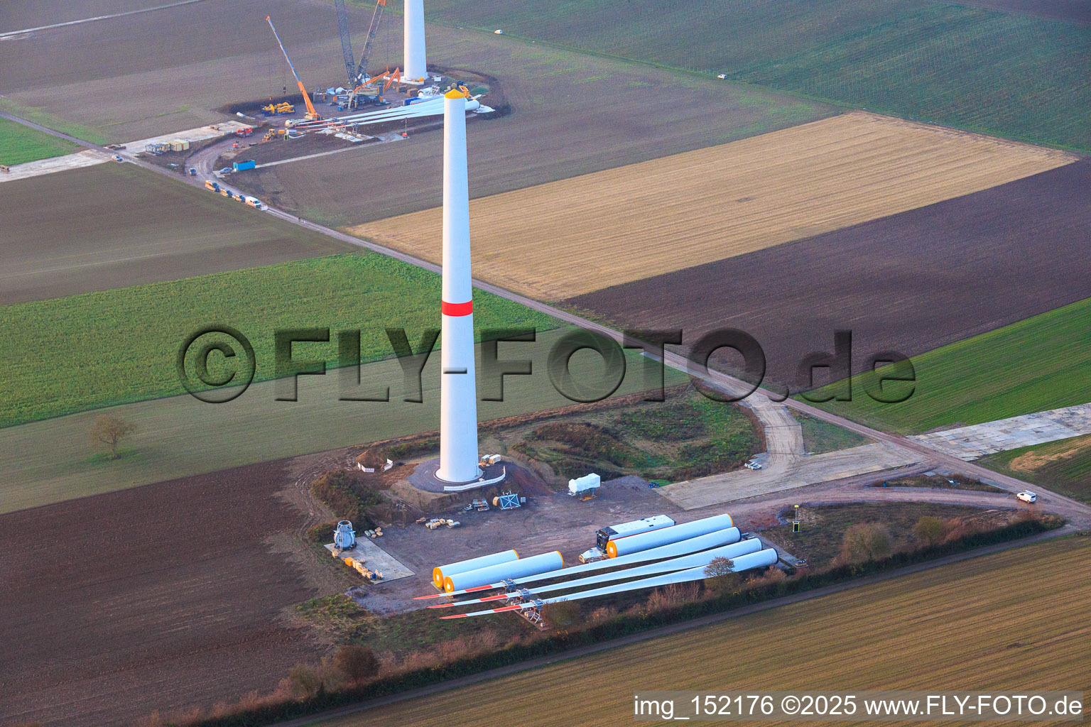 Vue oblique de Grue géante pour la modernisation du parc éolien Minfeld. JUWI remplace quatre anciennes turbines (GE 1.5) de 2004 par deux nouvelles turbines Vestas V162 modernes, chacune d'une puissance de six MW. à Minfeld dans le département Rhénanie-Palatinat, Allemagne