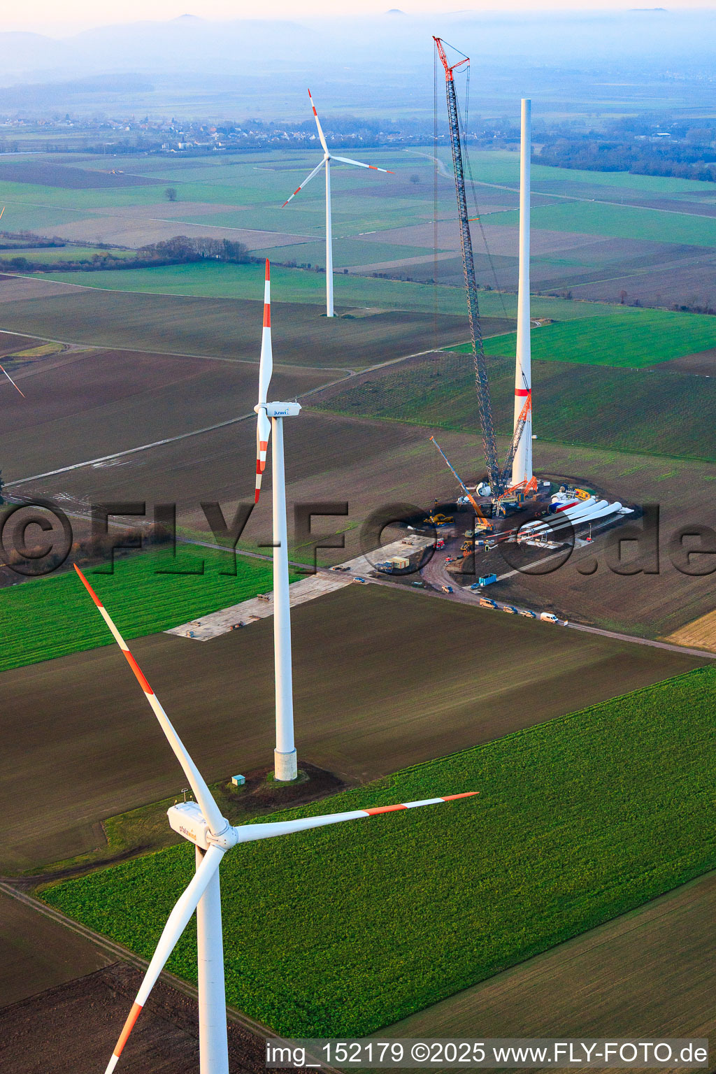 Grue géante pour la modernisation du parc éolien Minfeld. JUWI remplace quatre anciennes turbines (GE 1.5) de 2004 par deux nouvelles turbines Vestas V162 modernes, chacune d'une puissance de six MW. à Minfeld dans le département Rhénanie-Palatinat, Allemagne hors des airs