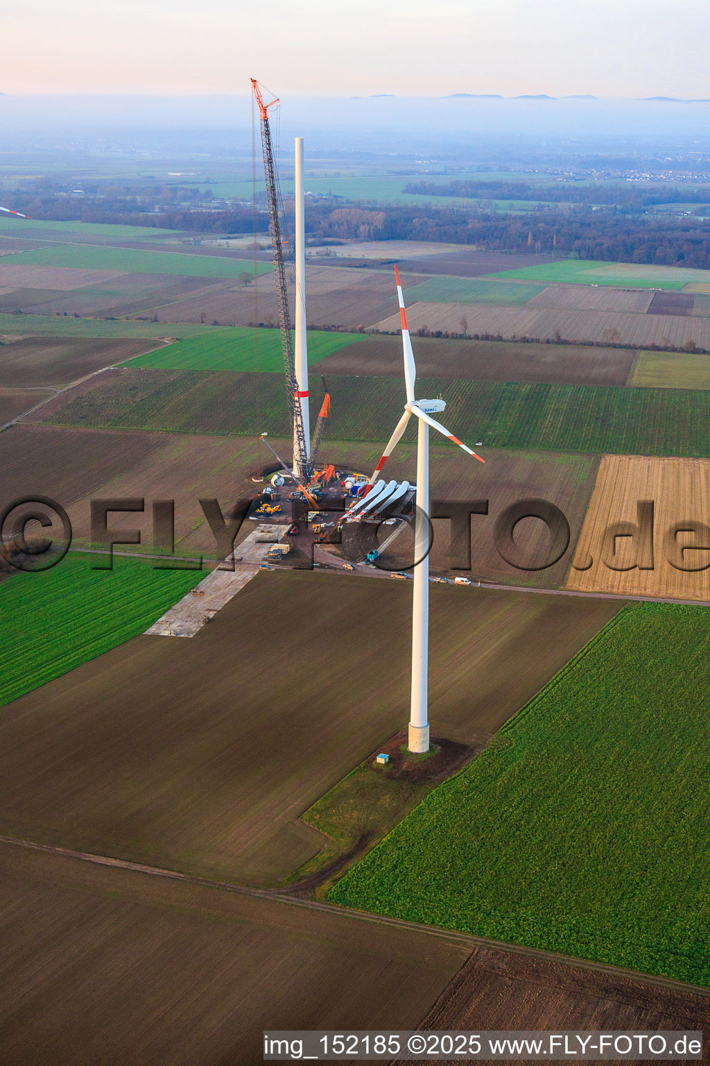 Grue géante pour la modernisation du parc éolien Minfeld. JUWI remplace quatre anciennes turbines (GE 1.5) de 2004 par deux nouvelles turbines Vestas V162 modernes, chacune d'une puissance de six MW. à Minfeld dans le département Rhénanie-Palatinat, Allemagne vue d'en haut