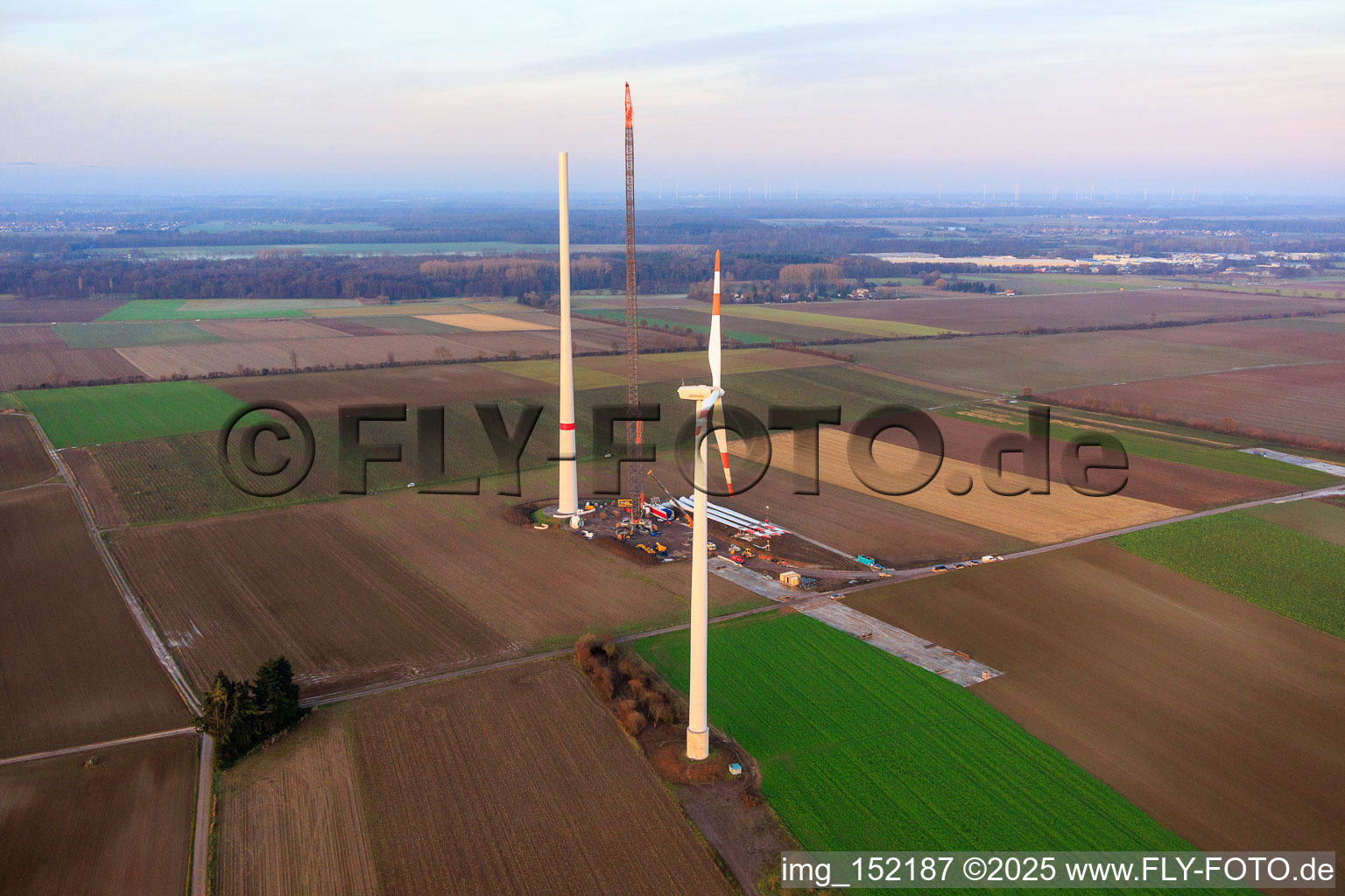 Grue géante pour la modernisation du parc éolien Minfeld. JUWI remplace quatre anciennes turbines (GE 1.5) de 2004 par deux nouvelles turbines Vestas V162 modernes, chacune d'une puissance de six MW. à Minfeld dans le département Rhénanie-Palatinat, Allemagne depuis l'avion