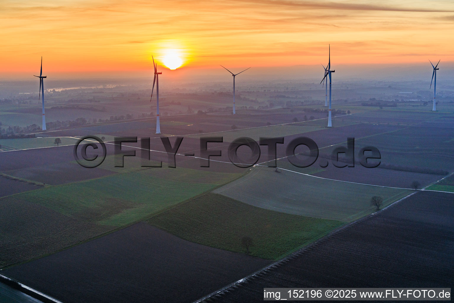Vue aérienne de Coucher de soleil au parc éolien Freckenfeld à Freckenfeld dans le département Rhénanie-Palatinat, Allemagne