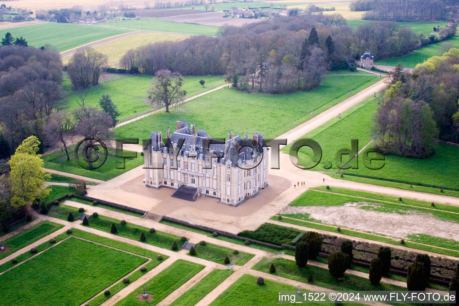Vue aérienne de Le Château de la Pierre Château à Coudrecieux dans le département Sarthe, France