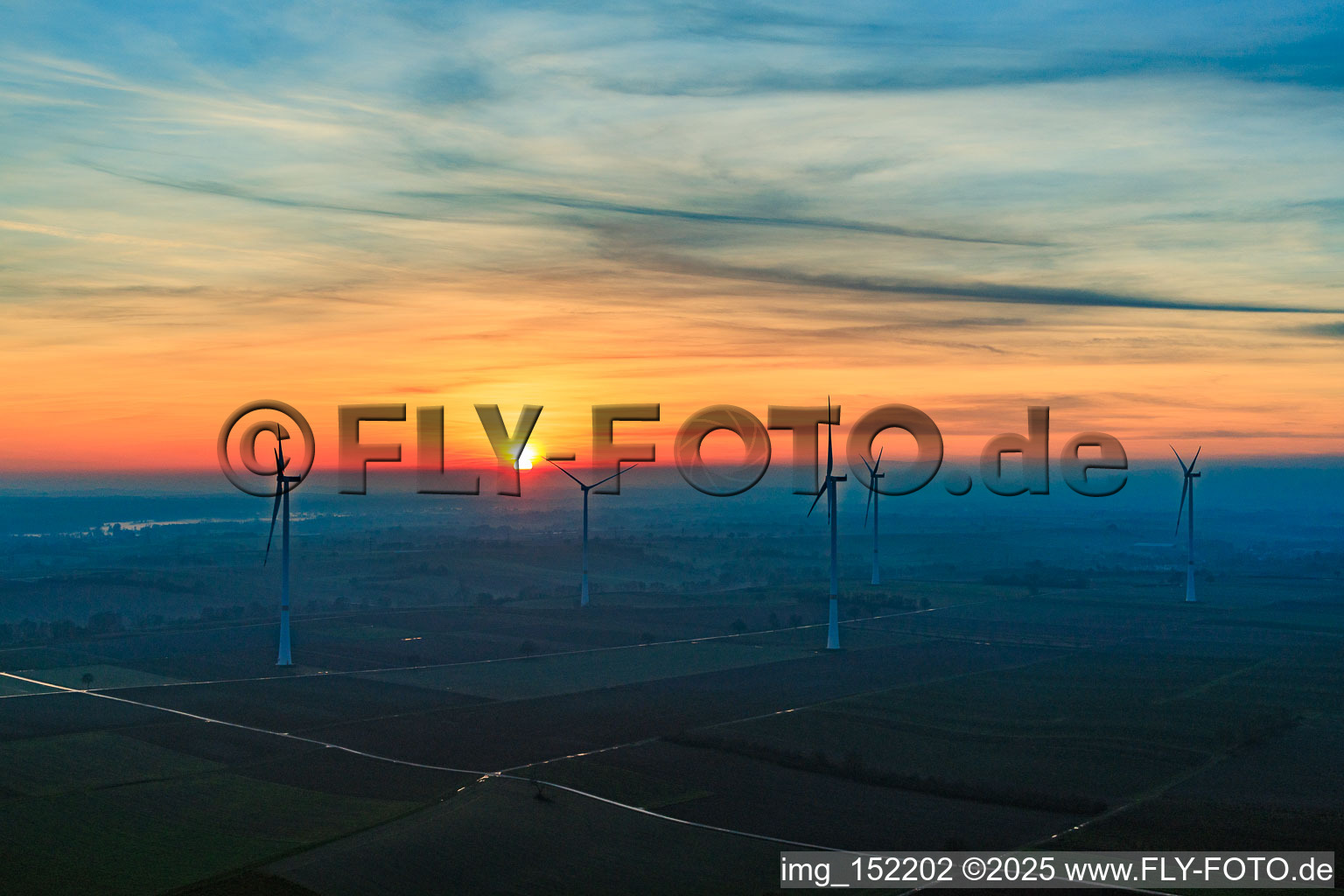 Vue oblique de Coucher de soleil au parc éolien Freckenfeld à Freckenfeld dans le département Rhénanie-Palatinat, Allemagne