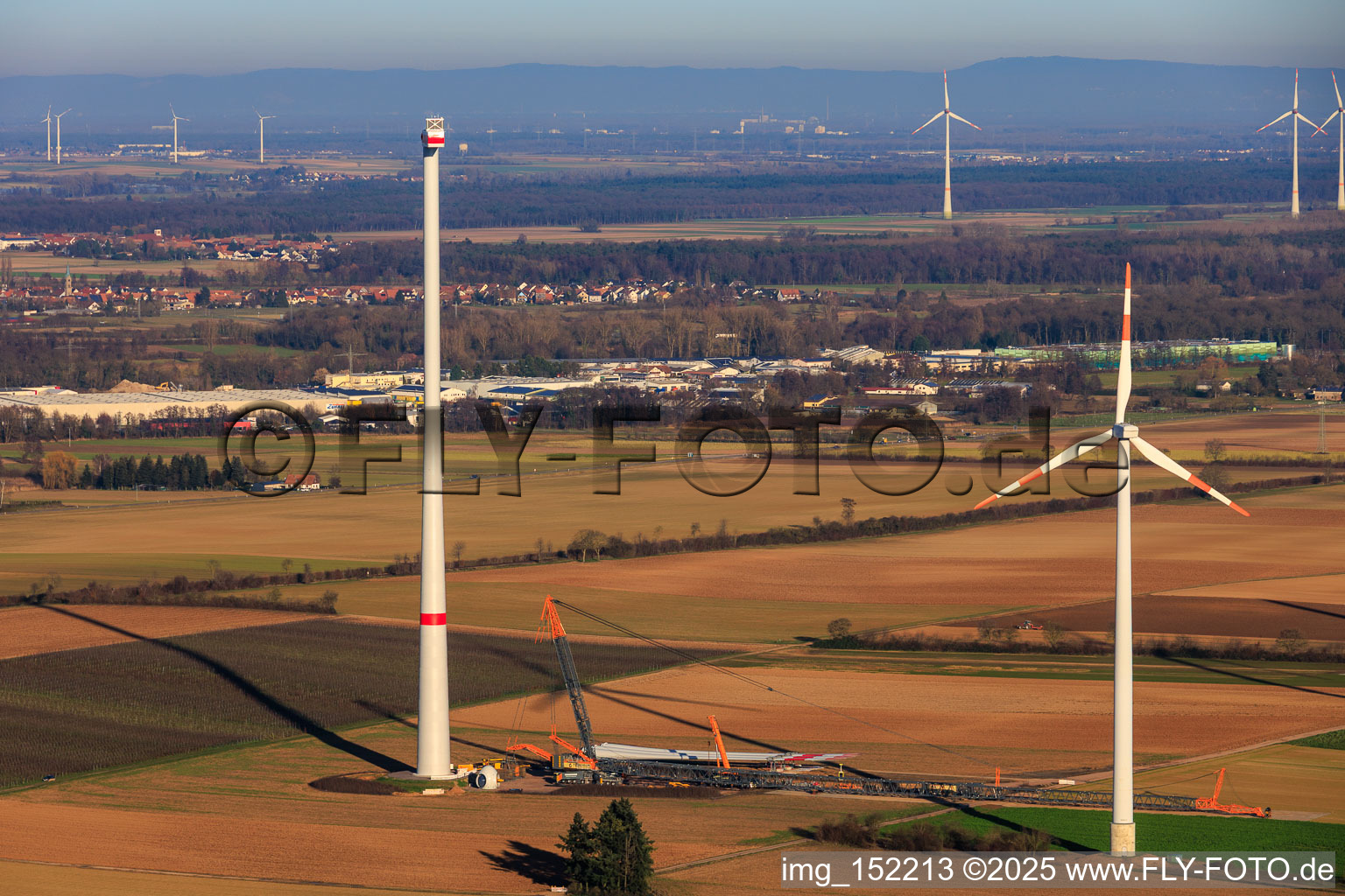 Grue géante pour la modernisation du parc éolien Minfeld. JUWI remplace quatre anciennes turbines (GE 1.5) de 2004 par deux nouvelles turbines Vestas V162 modernes, chacune d'une puissance de six MW. à Minfeld dans le département Rhénanie-Palatinat, Allemagne vue du ciel