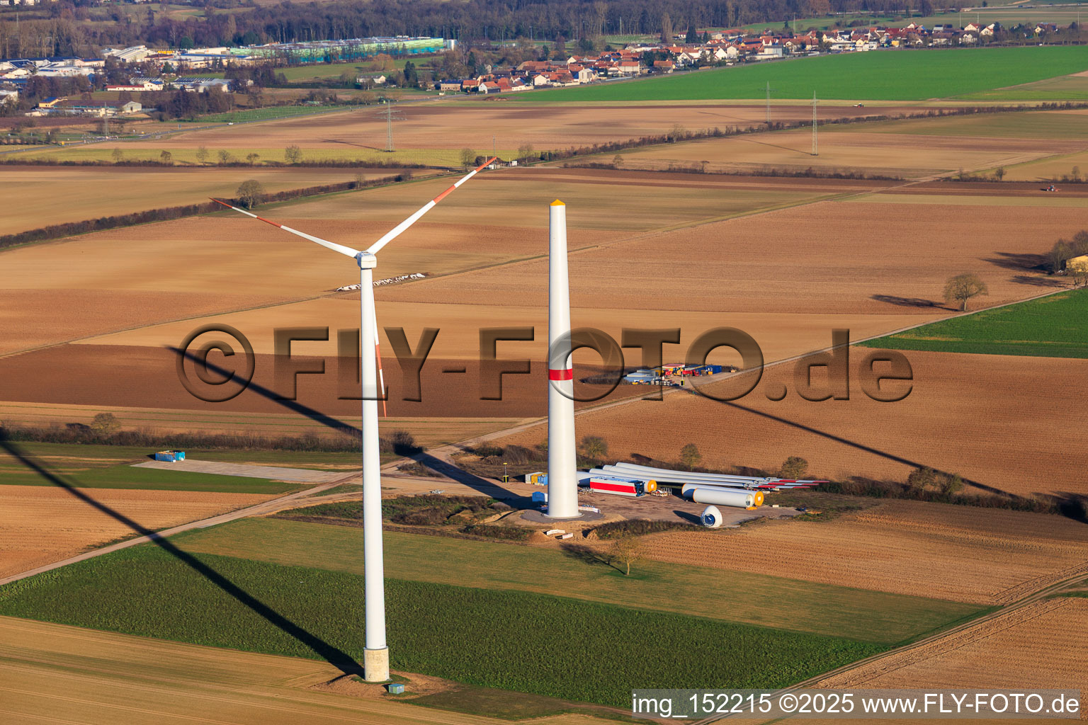 Vue aérienne de Modernisation du parc éolien Minfeld. JUWI remplace quatre anciennes turbines (GE 1.5) de 2004 par deux nouvelles turbines Vestas V162 modernes, chacune d'une capacité de six MW. à Minfeld dans le département Rhénanie-Palatinat, Allemagne