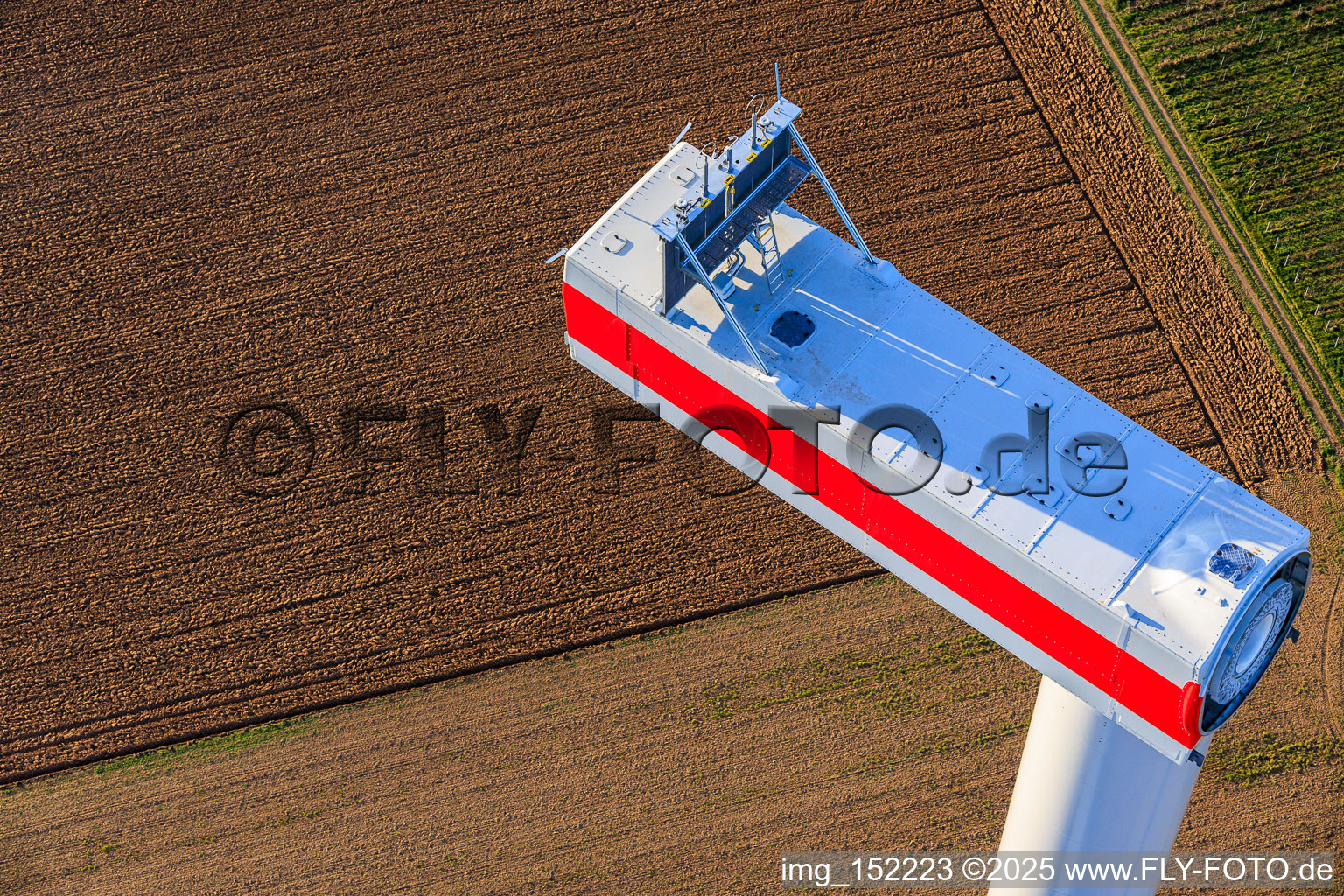 Vue aérienne de Modernisation du parc éolien Minfeld. JUWI remplace quatre anciennes turbines (GE 1.5) de 2004 par deux nouvelles turbines Vestas V162 modernes, chacune d'une capacité de six MW. à Minfeld dans le département Rhénanie-Palatinat, Allemagne