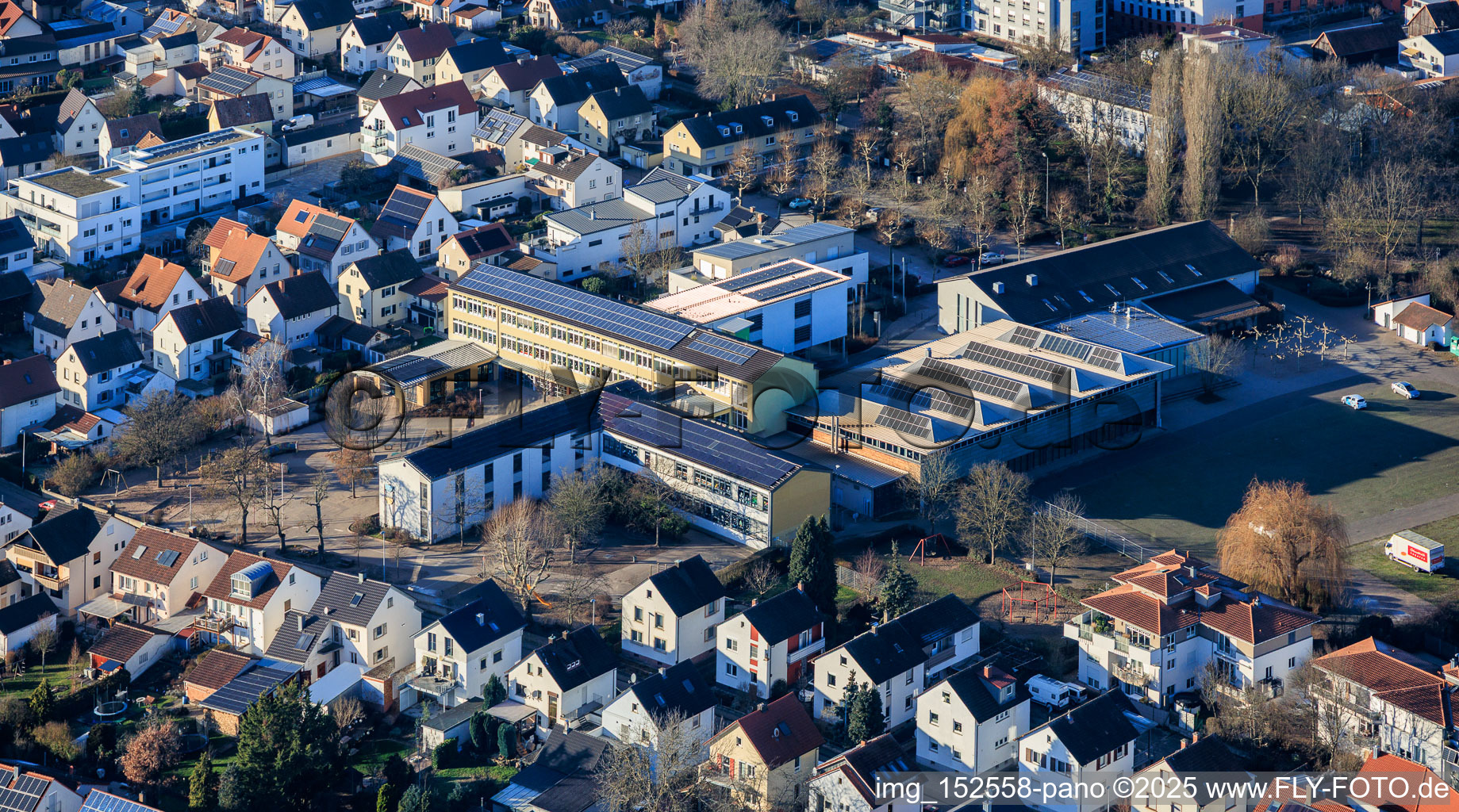 Vue aérienne de École primaire, fête foraine et salle des fêtes Elmar-Weiller, Herxheim à Herxheim bei Landau dans le département Rhénanie-Palatinat, Allemagne