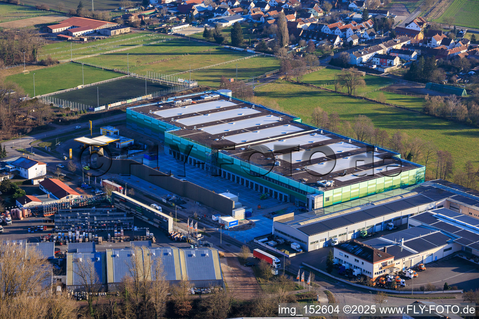 Vue aérienne de Construction d'un nouveau parc logistique par HANSAINVEST et DFI-Real-Estate Kandel pour FRISCHEPLATTFORM SÜDWEST de Gemüsering Stuttgart GmbH à Wörth am Rhein dans le département Rhénanie-Palatinat, Allemagne