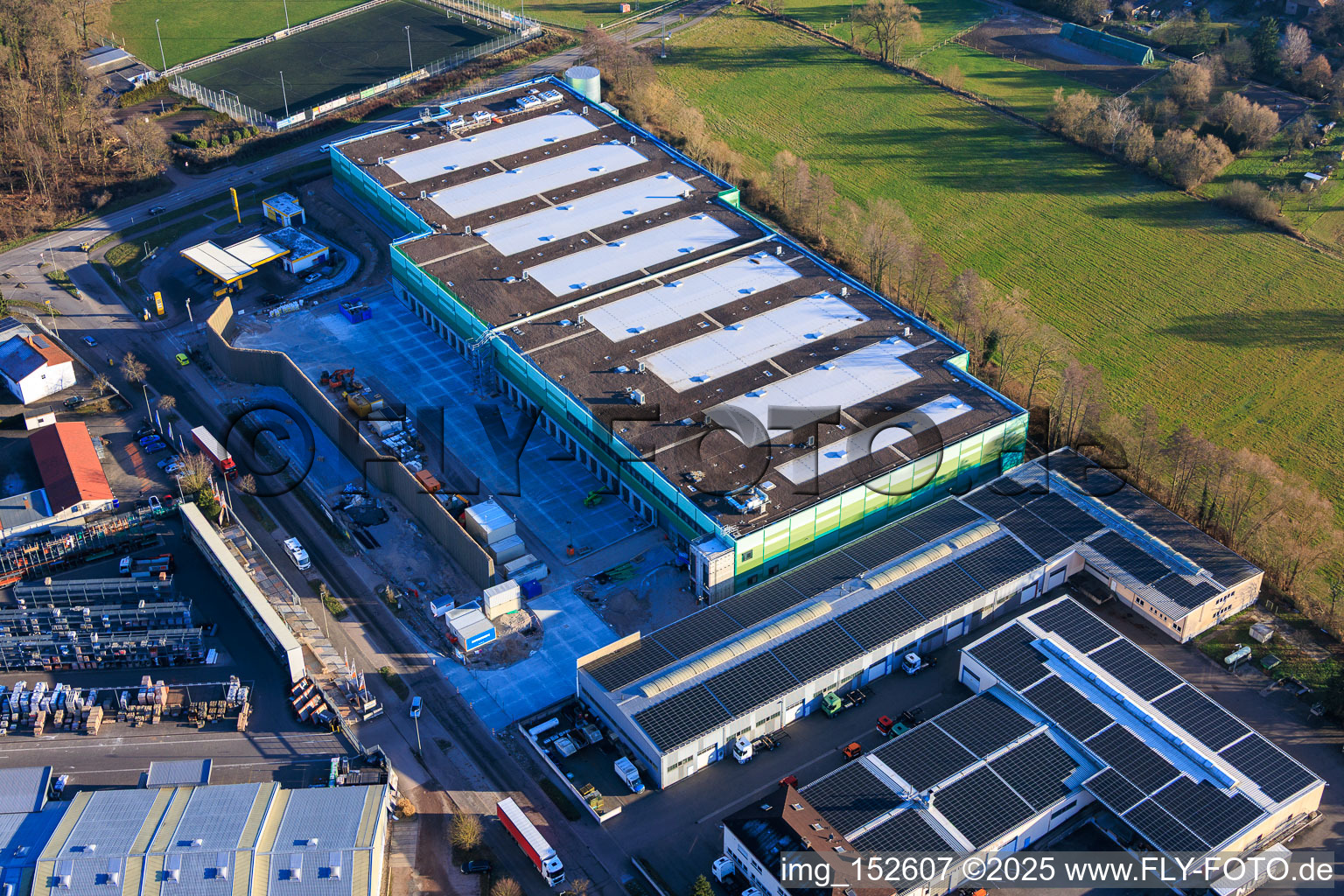 Vue aérienne de Construction d'un nouveau parc logistique par HANSAINVEST et DFI-Real-Estate Kandel pour FRISCHEPLATTFORM SÜDWEST de Gemüsering Stuttgart GmbH à Wörth am Rhein dans le département Rhénanie-Palatinat, Allemagne