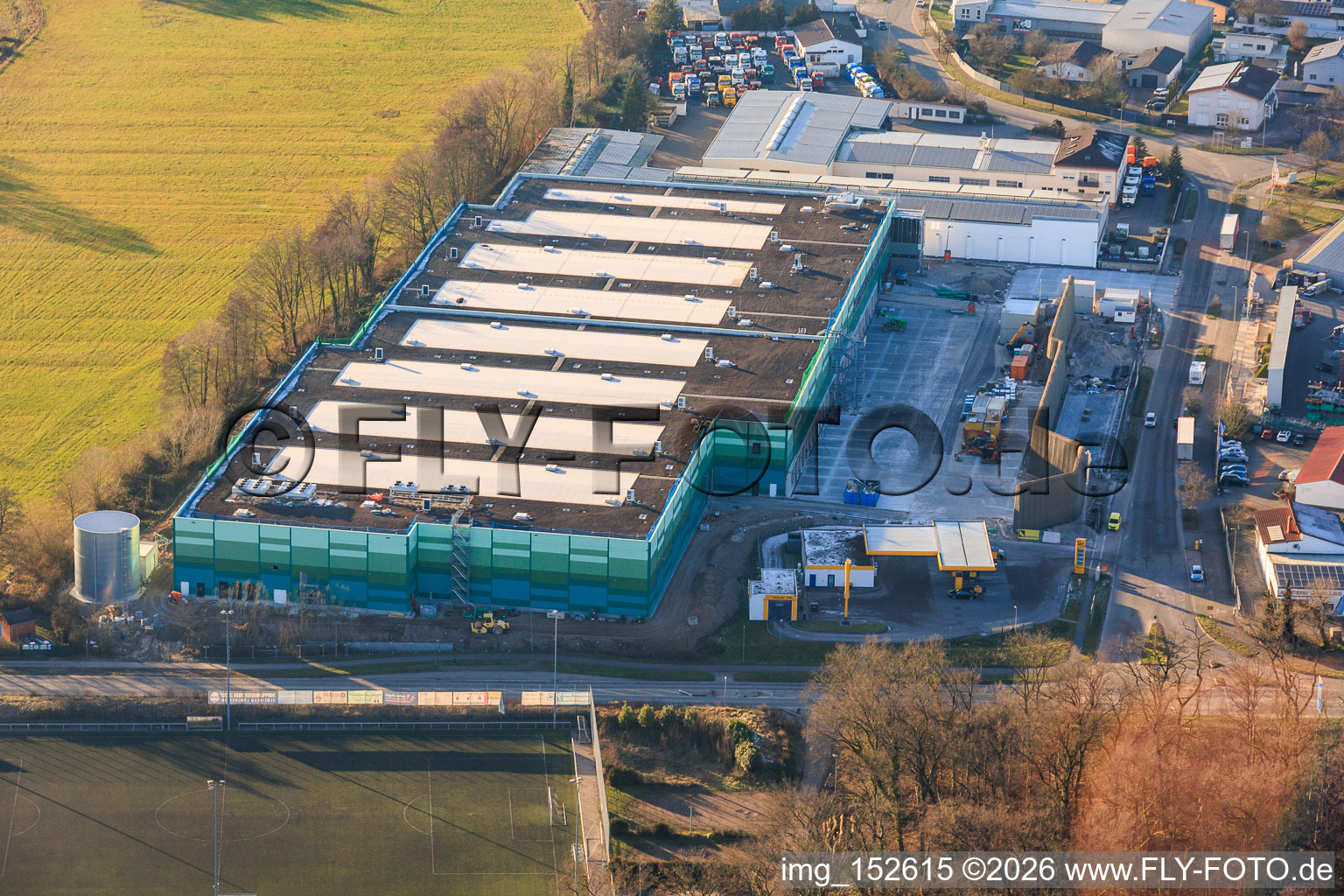 Vue oblique de Construction d'un nouveau parc logistique par HANSAINVEST et DFI-Real-Estate Kandel pour FRISCHEPLATTFORM SÜDWEST de Gemüsering Stuttgart GmbH à Wörth am Rhein dans le département Rhénanie-Palatinat, Allemagne