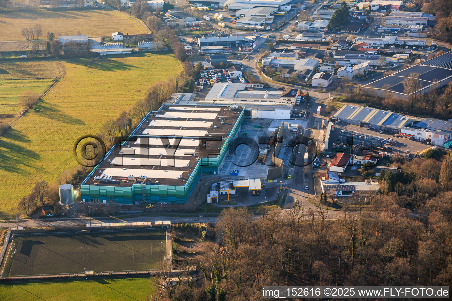 Construction d'un nouveau parc logistique par HANSAINVEST et DFI-Real-Estate Kandel pour FRISCHEPLATTFORM SÜDWEST de Gemüsering Stuttgart GmbH à Wörth am Rhein dans le département Rhénanie-Palatinat, Allemagne d'en haut