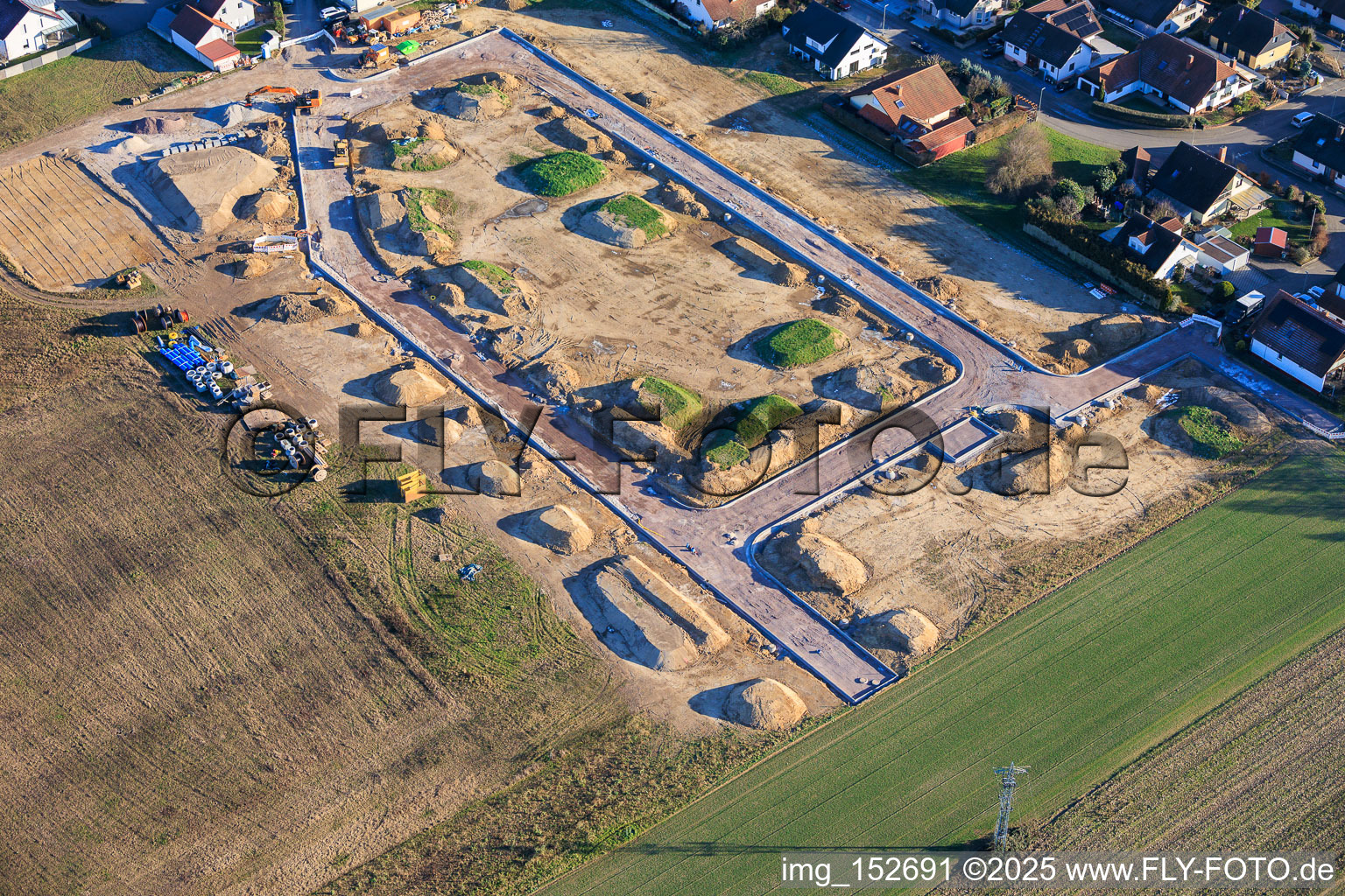 Nouvelle zone de développement "In den Kieseläckern II" en cours de développement à Herxheimweyher dans le département Rhénanie-Palatinat, Allemagne d'en haut