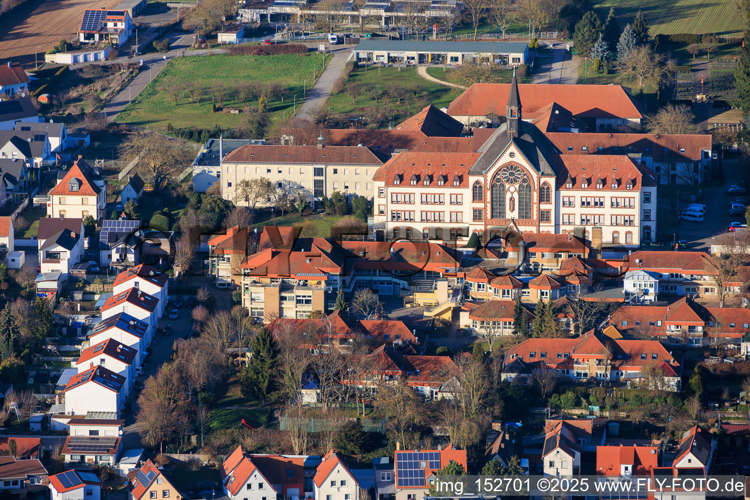Vue aérienne de Fondation St. Paulus Herxheim et Centre de soutien Caritas St. Laurentius et Paulus à Wörth am Rhein dans le département Rhénanie-Palatinat, Allemagne