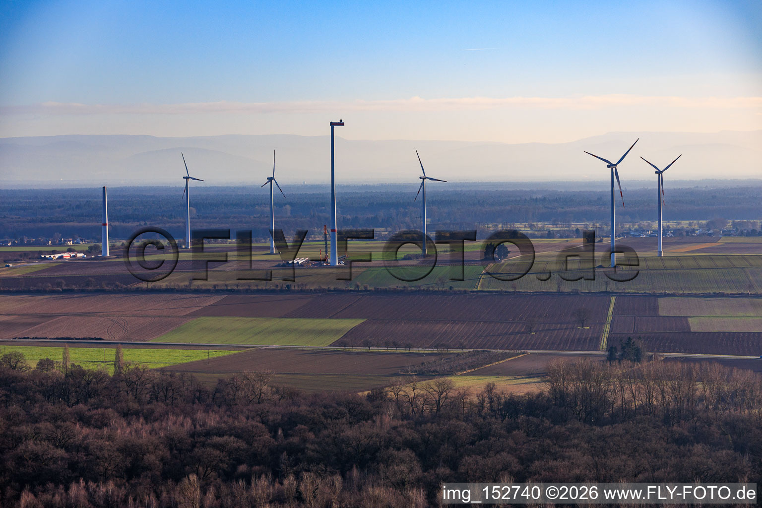 Vue oblique de Modernisation du parc éolien Minfeld. JUWI remplace quatre anciennes turbines (GE 1.5) de 2004 par deux nouvelles turbines Vestas V162 modernes, chacune d'une capacité de six MW. à Minfeld dans le département Rhénanie-Palatinat, Allemagne