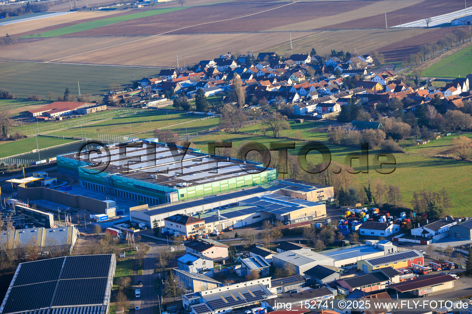 Construction d'un nouveau parc logistique par HANSAINVEST et DFI-Real-Estate Kandel pour FRISCHEPLATTFORM SÜDWEST de Gemüsering Stuttgart GmbH à Wörth am Rhein dans le département Rhénanie-Palatinat, Allemagne hors des airs