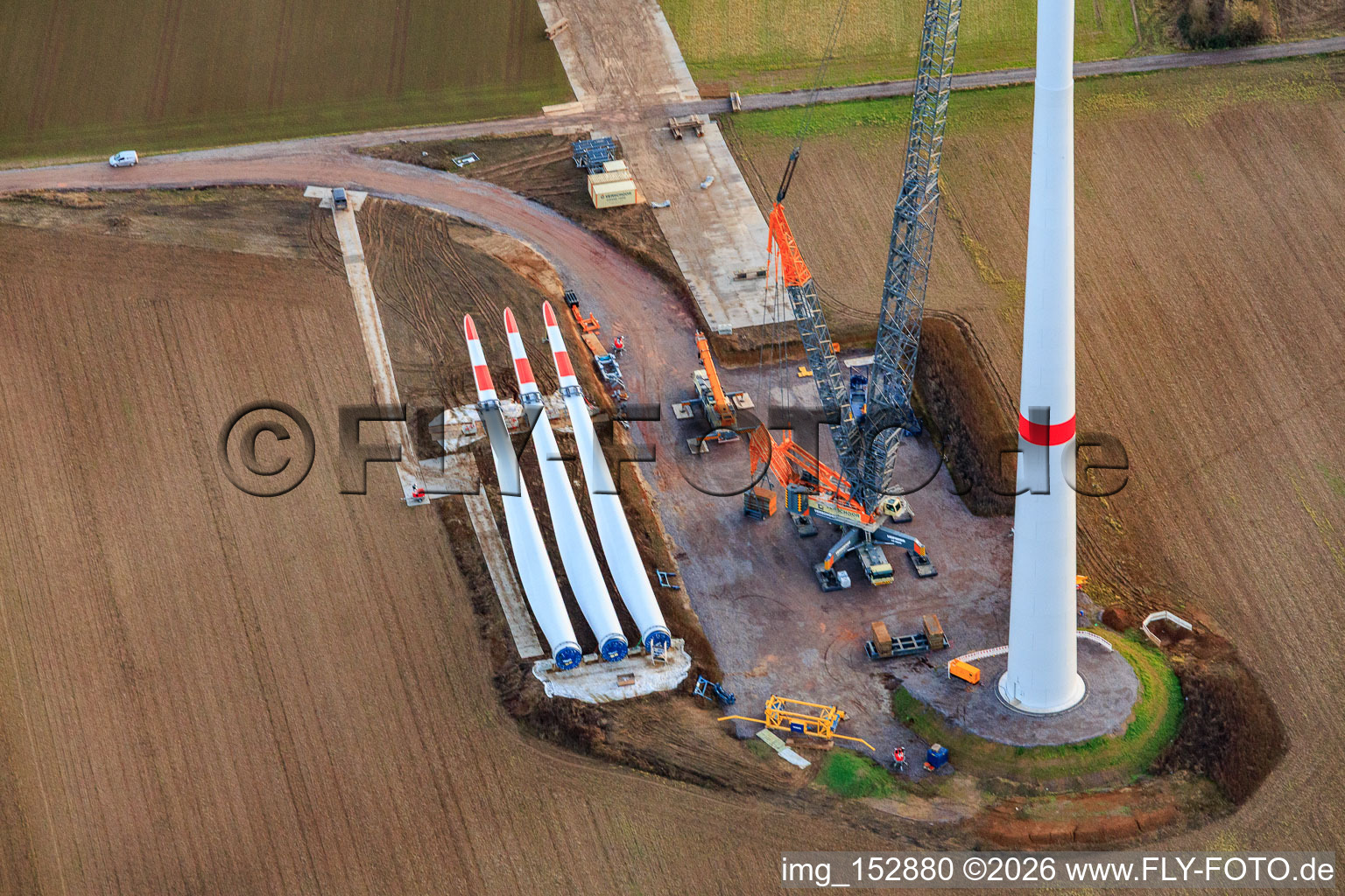 Vue aérienne de Modernisation du parc éolien de Minfeld. JUWI remplace quatre turbines plus anciennes (GE 1.5) datant de 2004 par deux nouvelles turbines modernes Vestas V162, d'une capacité de six MW chacune. à Kandel dans le département Rhénanie-Palatinat, Allemagne