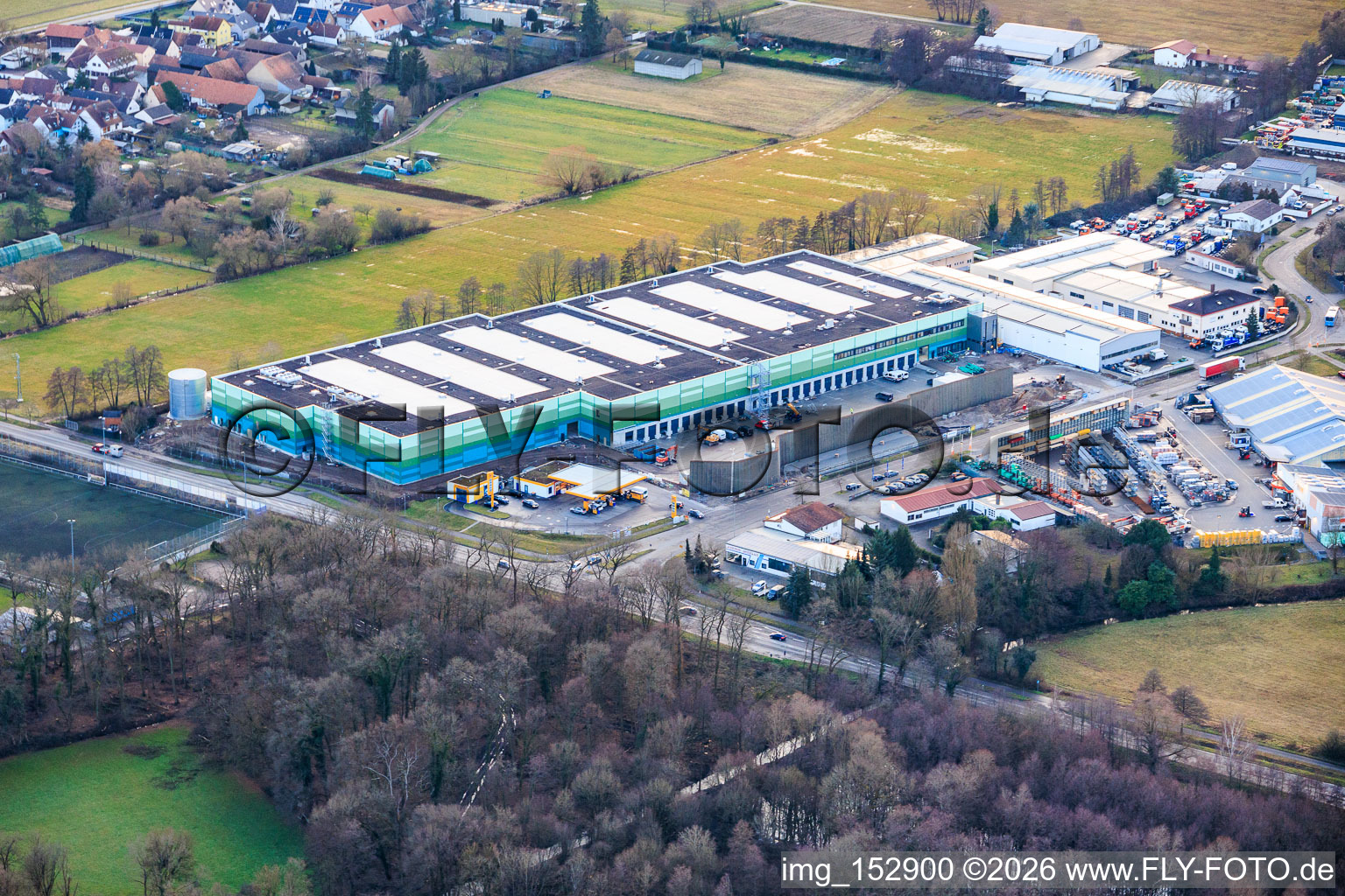 Vue aérienne de Bâtiment neuf presque achevé du parc logistique par HANSAINVEST et DFI-Real-Estate Kandel pour FRISCHEPLATTFORM SÜDWEST de Gemüsering Stuttgart GmbH à le quartier Minderslachen in Kandel dans le département Rhénanie-Palatinat, Allemagne