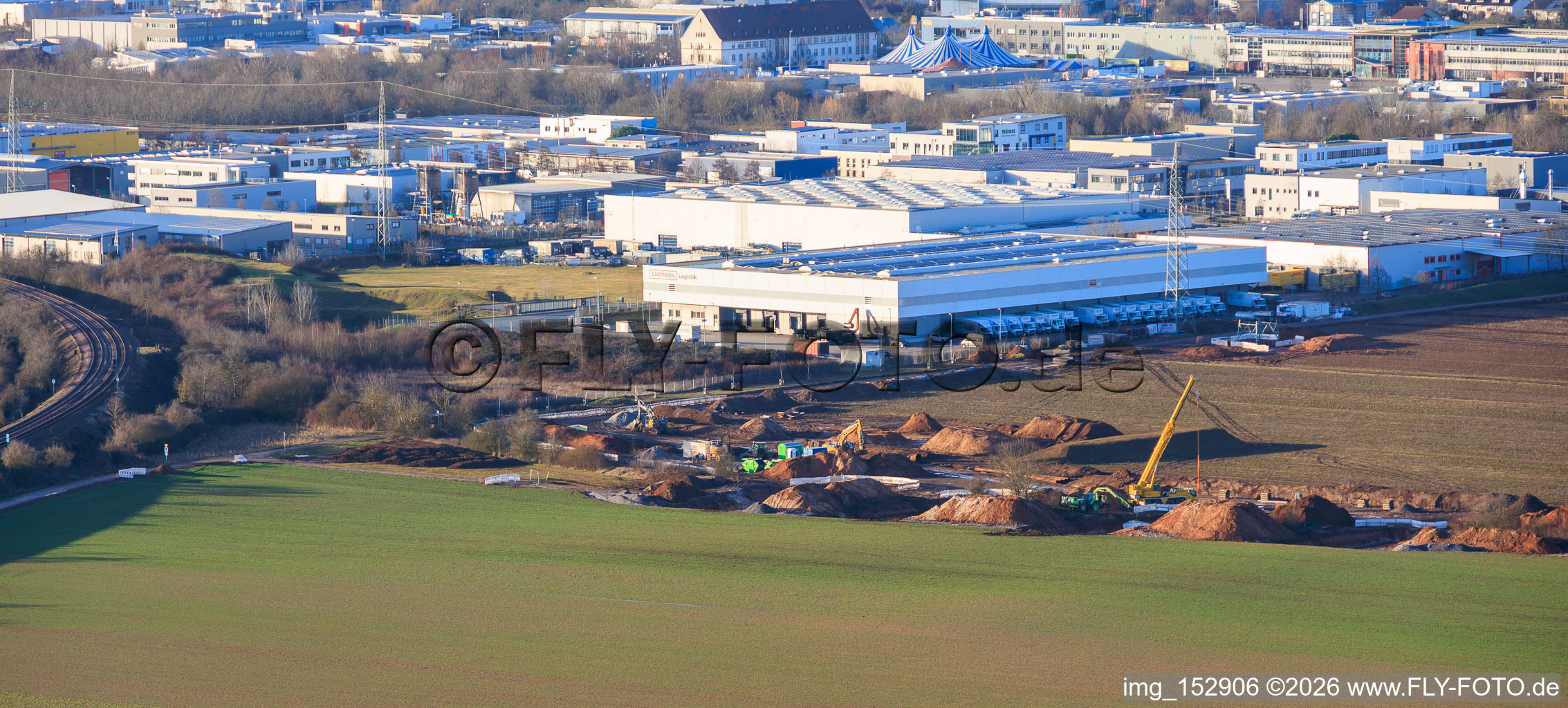 Vue aérienne de Site de construction de Vulcan Energy pour une usine d'extraction de lithium et d'énergie géothermique sur la piste cyclable entre Herxheim et Landau à Landau in der Pfalz dans le département Rhénanie-Palatinat, Allemagne
