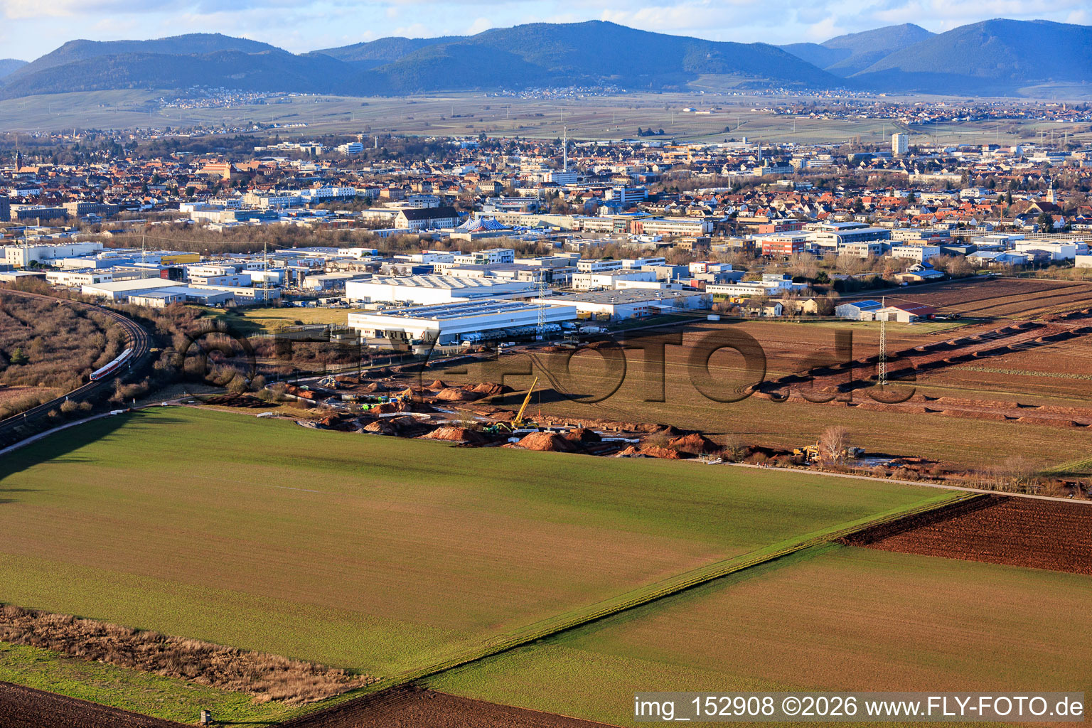Vue aérienne de Site de construction de Vulcan Energy pour une usine d'extraction de lithium et d'énergie géothermique sur la piste cyclable entre Herxheim et Landau à Landau in der Pfalz dans le département Rhénanie-Palatinat, Allemagne