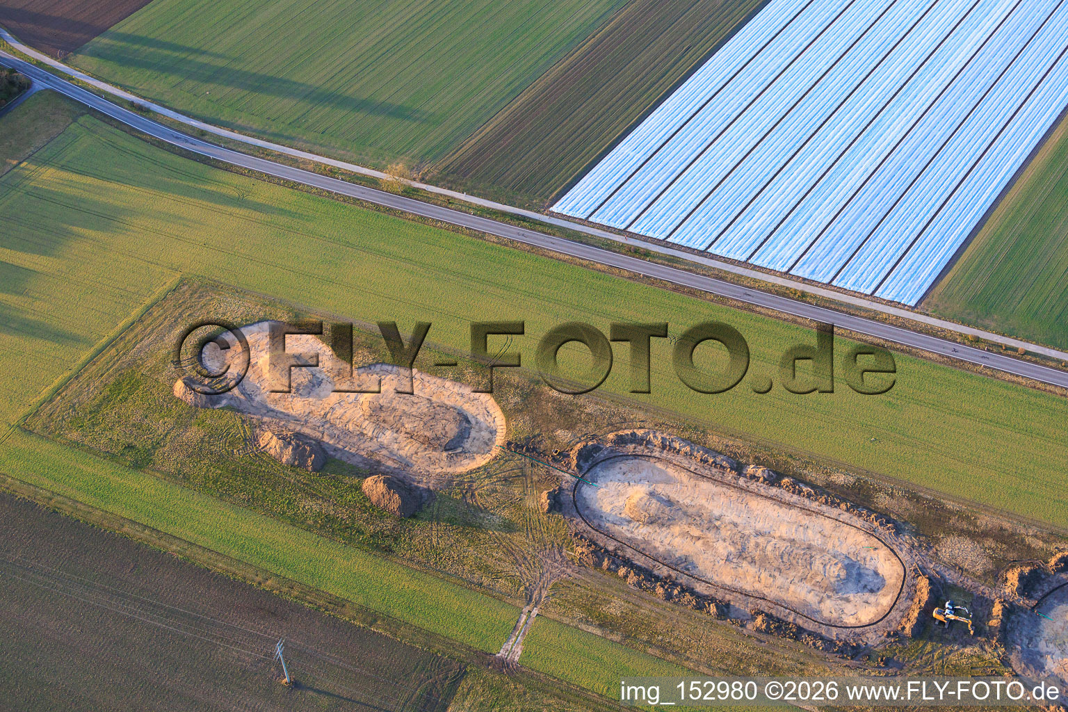 Vue aérienne de Travaux visant à améliorer les zones de compensation biotopique pour la relocalisation du vanneau huppé suite au projet Woindpark sur Maxstraße à Hatzenbühl dans le département Rhénanie-Palatinat, Allemagne