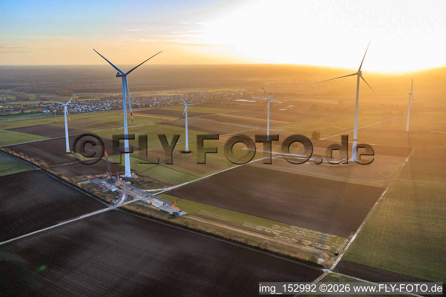 Photographie aérienne de Modernisation du parc éolien de Minfeld. JUWI remplace quatre turbines plus anciennes (GE 1.5) datant de 2004 par deux nouvelles turbines modernes Vestas V162, d'une capacité de six MW chacune. à Kandel dans le département Rhénanie-Palatinat, Allemagne