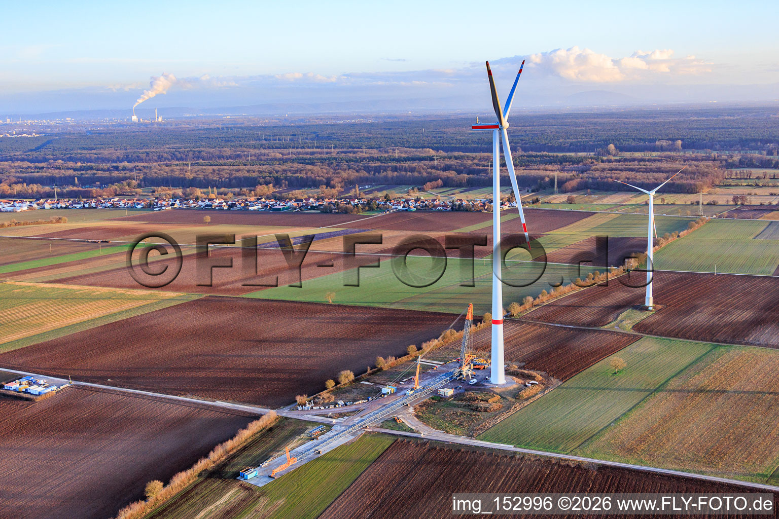 Vue oblique de Modernisation du parc éolien de Minfeld. JUWI remplace quatre turbines plus anciennes (GE 1.5) datant de 2004 par deux nouvelles turbines modernes Vestas V162, d'une capacité de six MW chacune. à Kandel dans le département Rhénanie-Palatinat, Allemagne