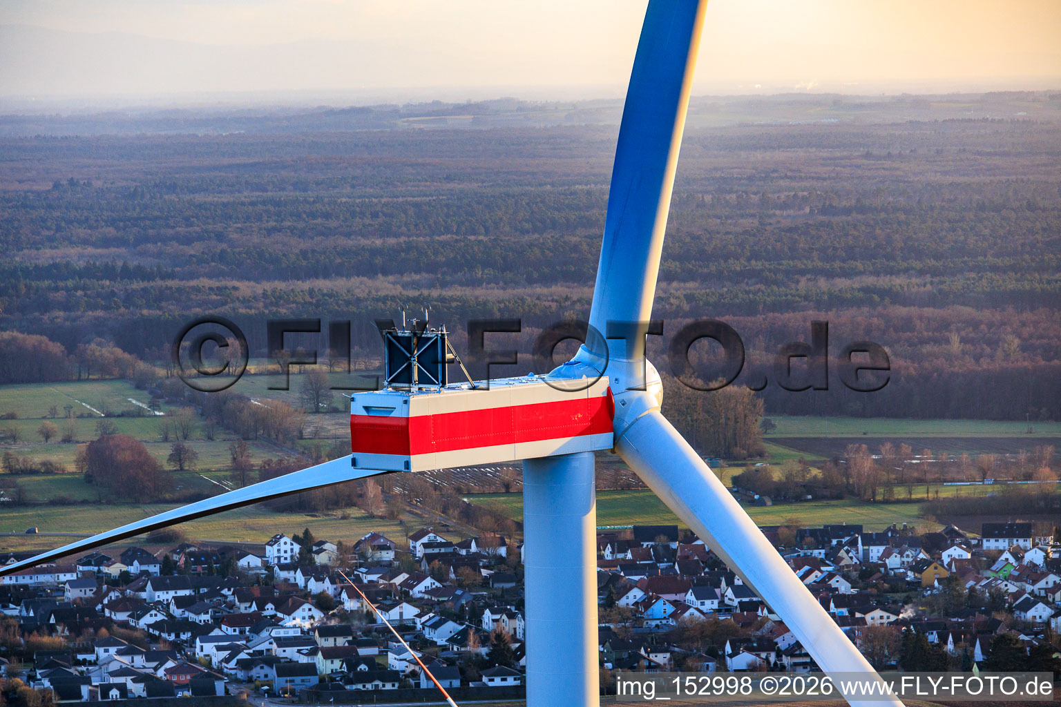 Modernisation du parc éolien de Minfeld. JUWI remplace quatre turbines plus anciennes (GE 1.5) datant de 2004 par deux nouvelles turbines modernes Vestas V162, d'une capacité de six MW chacune. à Kandel dans le département Rhénanie-Palatinat, Allemagne d'en haut