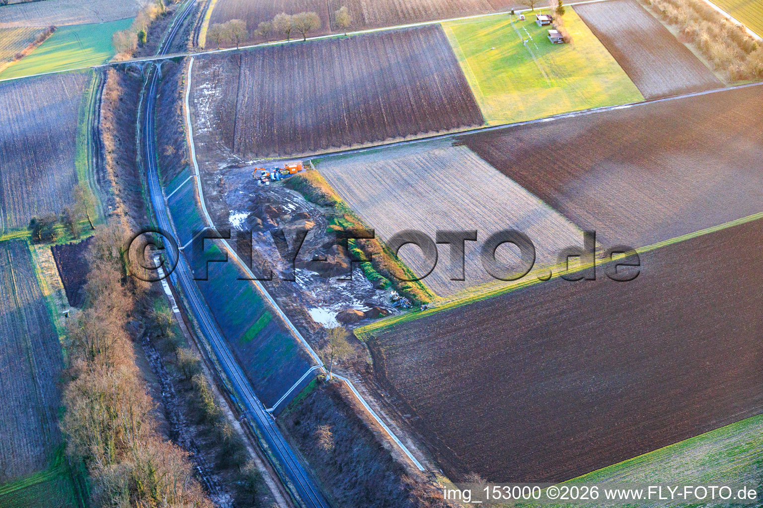 Vue aérienne de Travaux de stabilisation des talus sur la ligne de chemin de fer Winden Weissenburg et l'aérodrome miniature à Freckenfeld dans le département Rhénanie-Palatinat, Allemagne