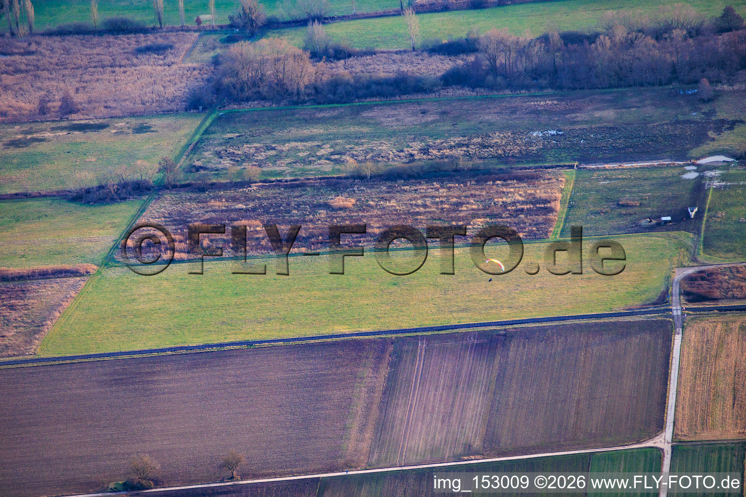 Vue aérienne de Billigheimer Bruch à le quartier Mühlhofen in Billigheim-Ingenheim dans le département Rhénanie-Palatinat, Allemagne