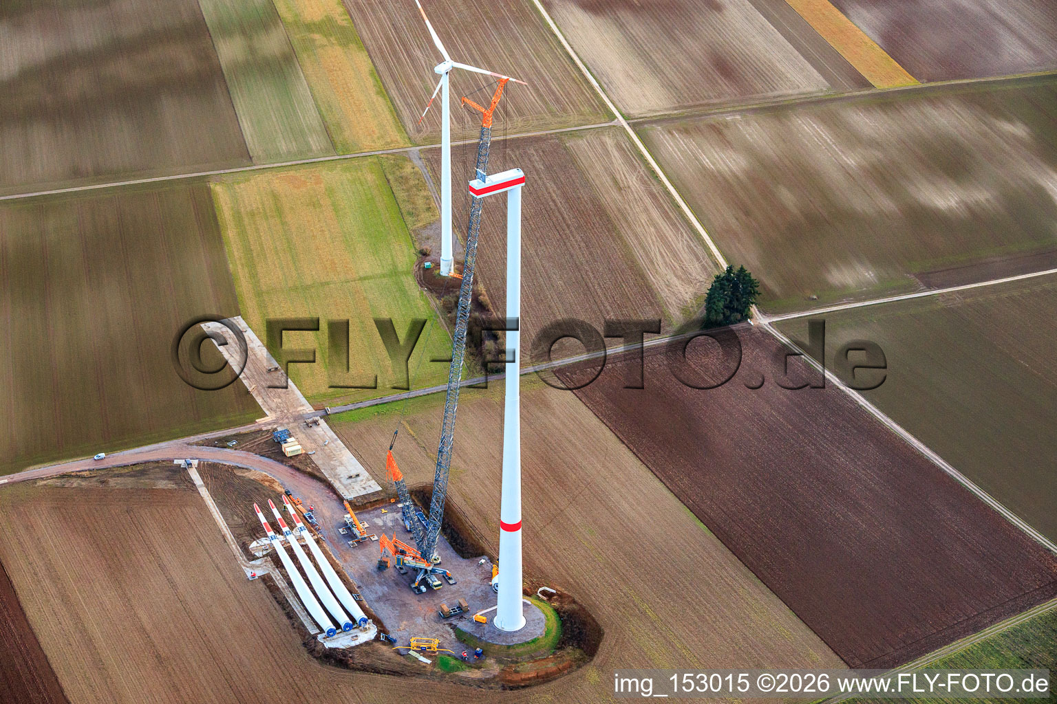 Modernisation du parc éolien de Minfeld. JUWI remplace quatre turbines plus anciennes (GE 1.5) datant de 2004 par deux nouvelles turbines modernes Vestas V162, d'une capacité de six MW chacune. à Kandel dans le département Rhénanie-Palatinat, Allemagne hors des airs