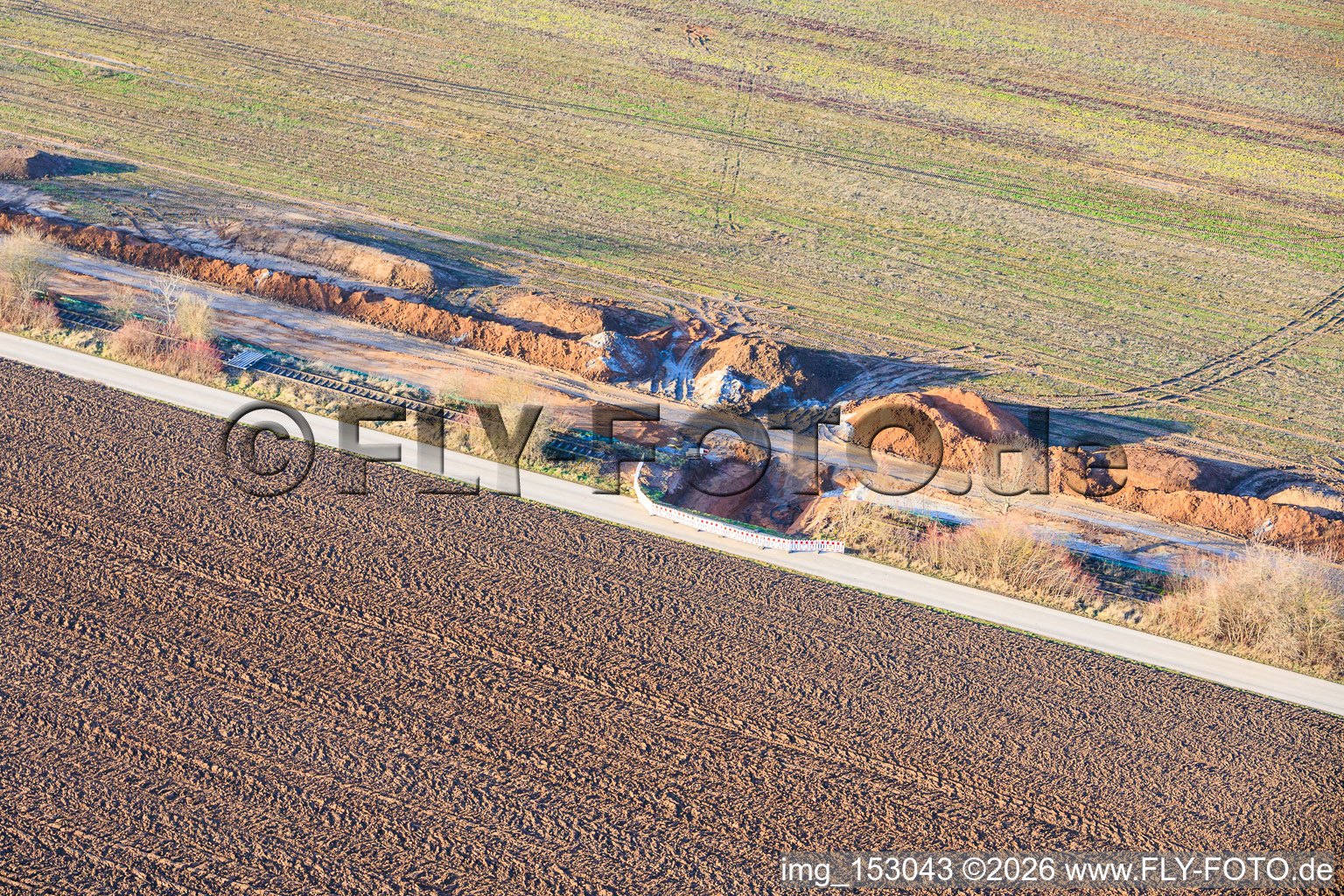 Vue oblique de Site de construction de Vulcan Energy pour une usine d'extraction de lithium et d'énergie géothermique sur la piste cyclable entre Herxheim et Landau à Landau in der Pfalz dans le département Rhénanie-Palatinat, Allemagne