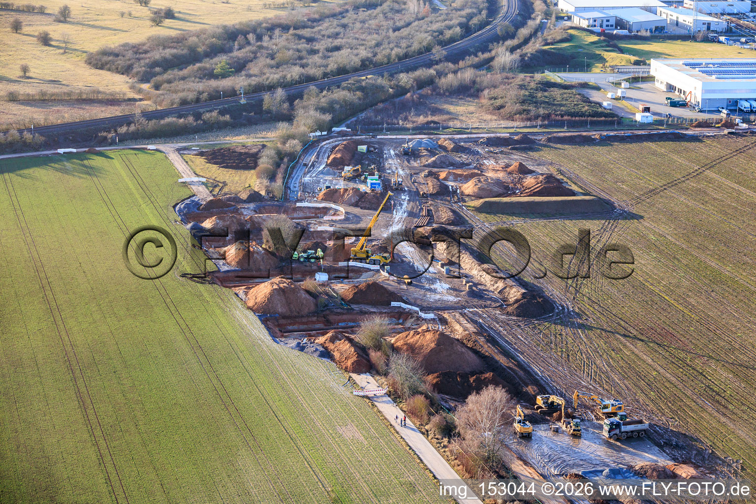 Vue oblique de Site de construction de Vulcan Energy pour une usine d'extraction de lithium et d'énergie géothermique sur la piste cyclable et l'ancienne voie ferrée entre Herxheim et Landau à Landau in der Pfalz dans le département Rhénanie-Palatinat, Allemagne