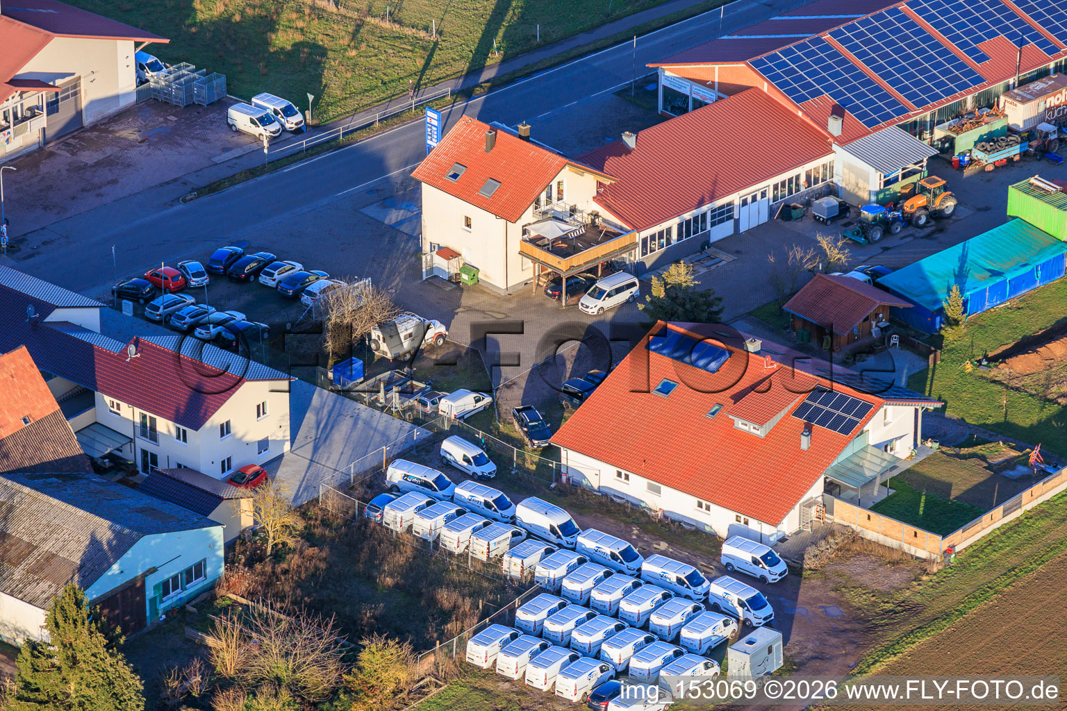 Vue aérienne de Fourgons Sprinter du groupe Z&Y Logistics à Ottersheim bei Landau dans le département Rhénanie-Palatinat, Allemagne